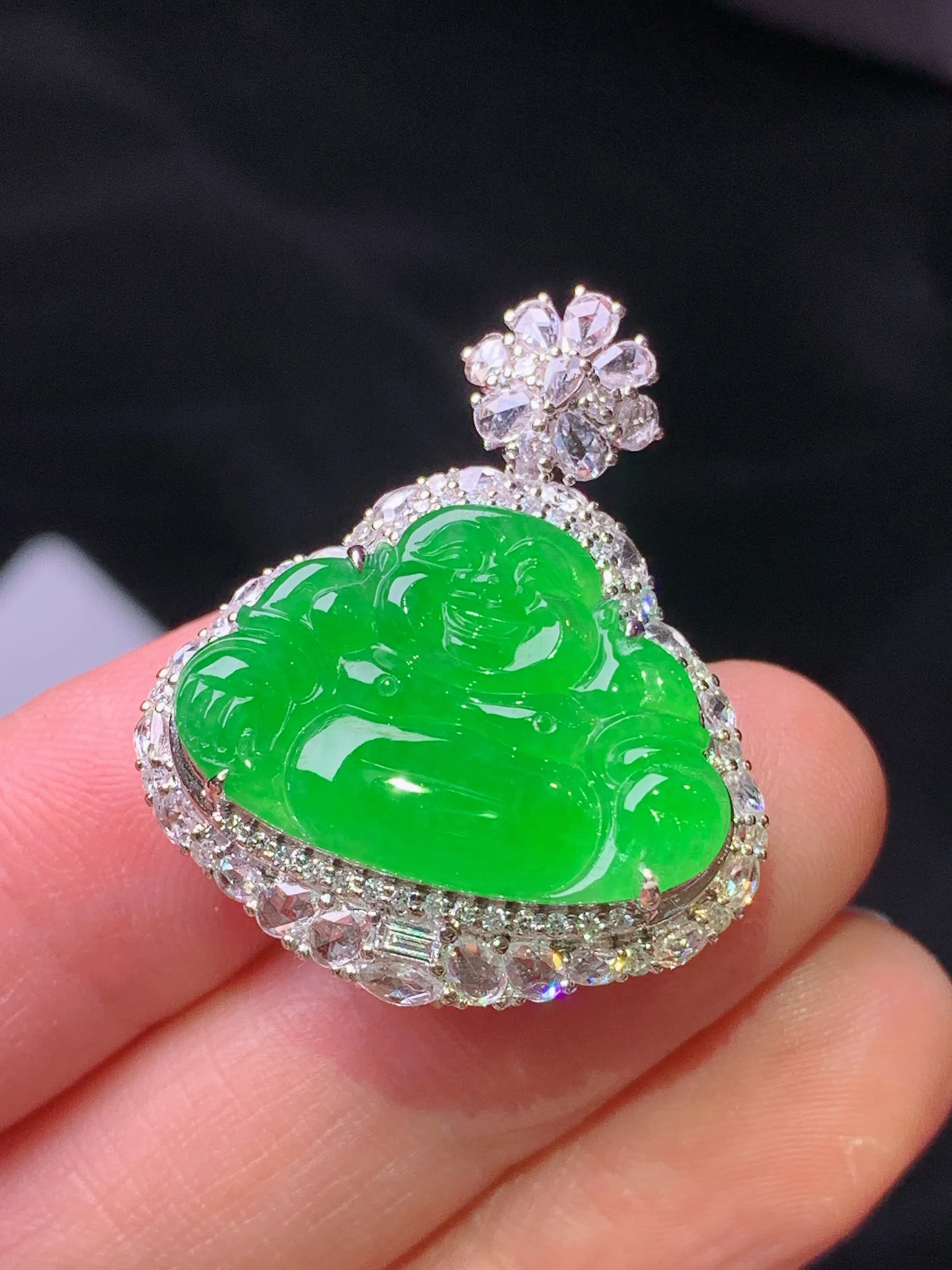 18k金钻镶嵌满绿佛公吊坠 玉质细腻 色泽清新艳丽 整体尺寸30.3*25.7*12.2