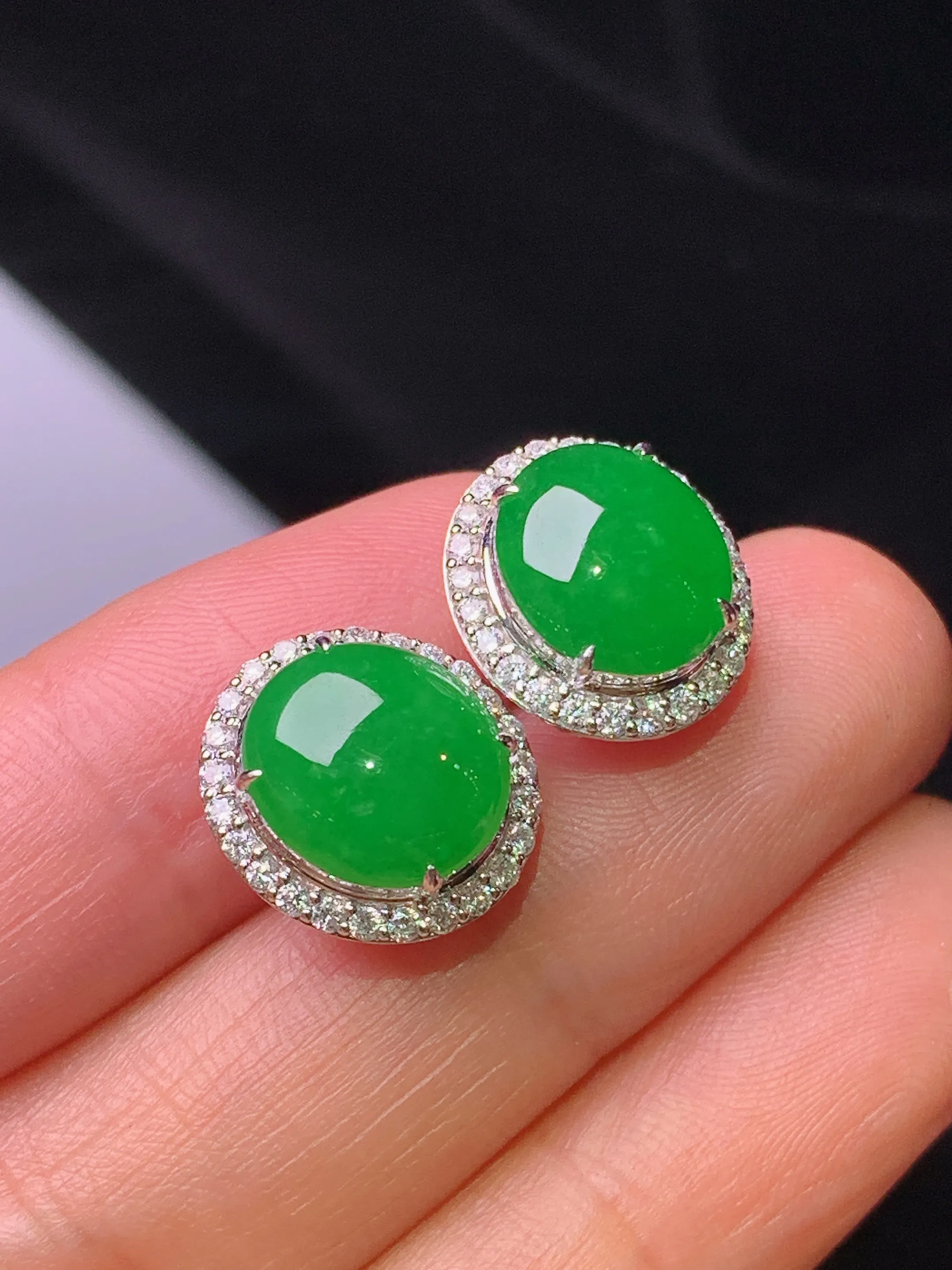 18k金钻镶嵌满绿蛋面耳钉 玉质细腻 色泽艳丽清新 整体尺寸13.5*12.3*7.8