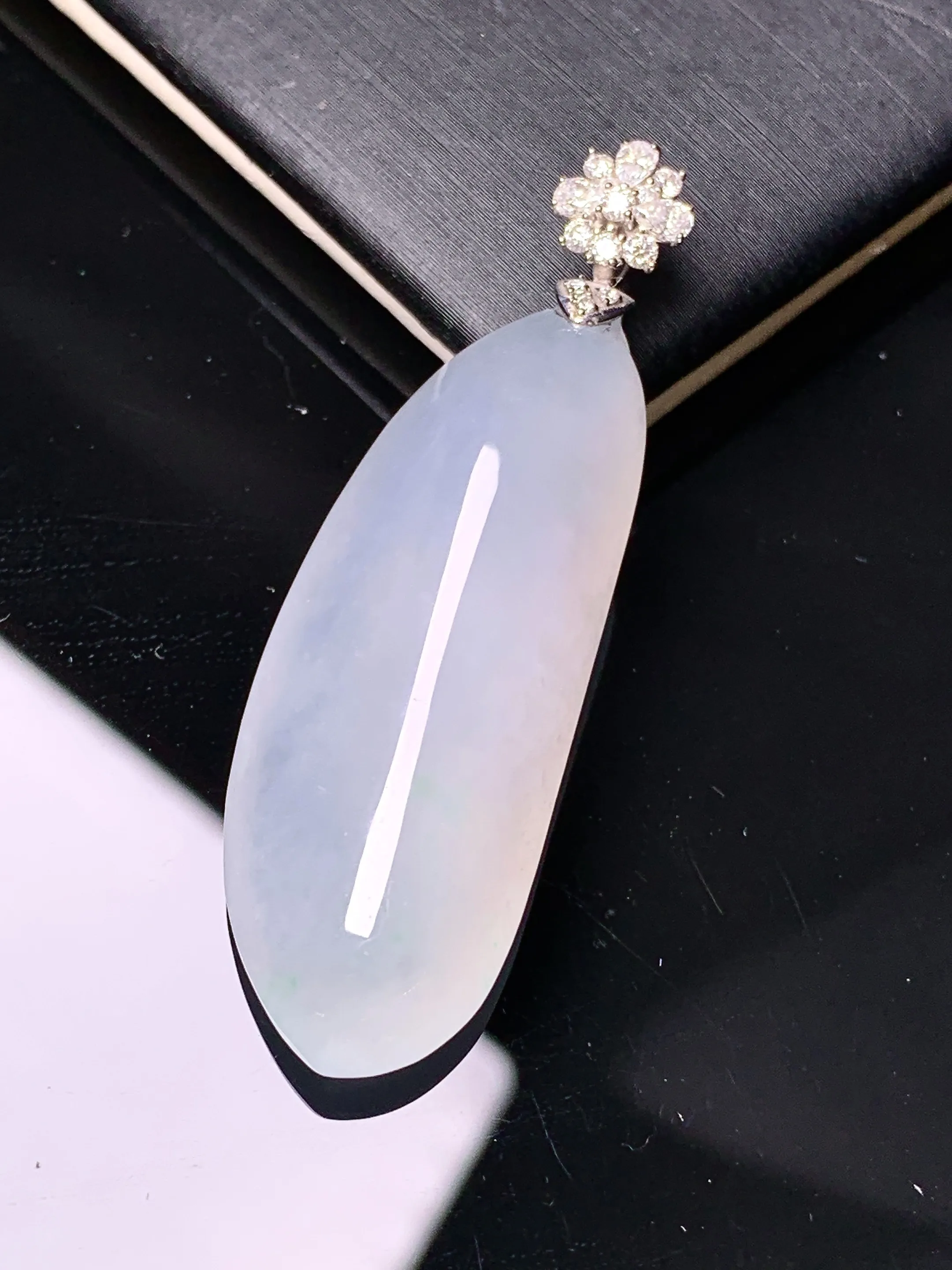 18k金莫桑钻钻镶嵌吊坠 玉质细腻 色泽艳丽清新 整体尺寸48*15.5*10