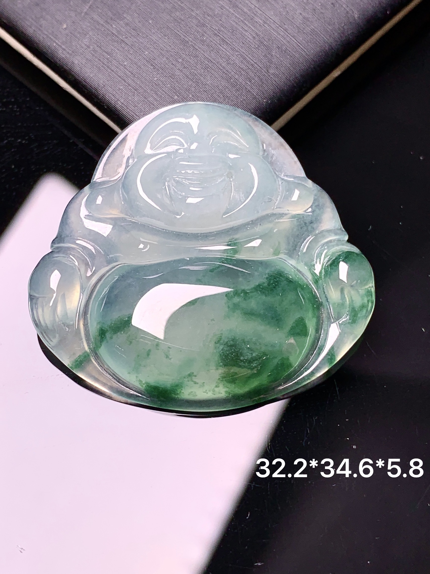 冰种飘绿佛公吊坠 玉质细腻 色泽艳丽清新 整体尺寸32.2*34.6*5.8