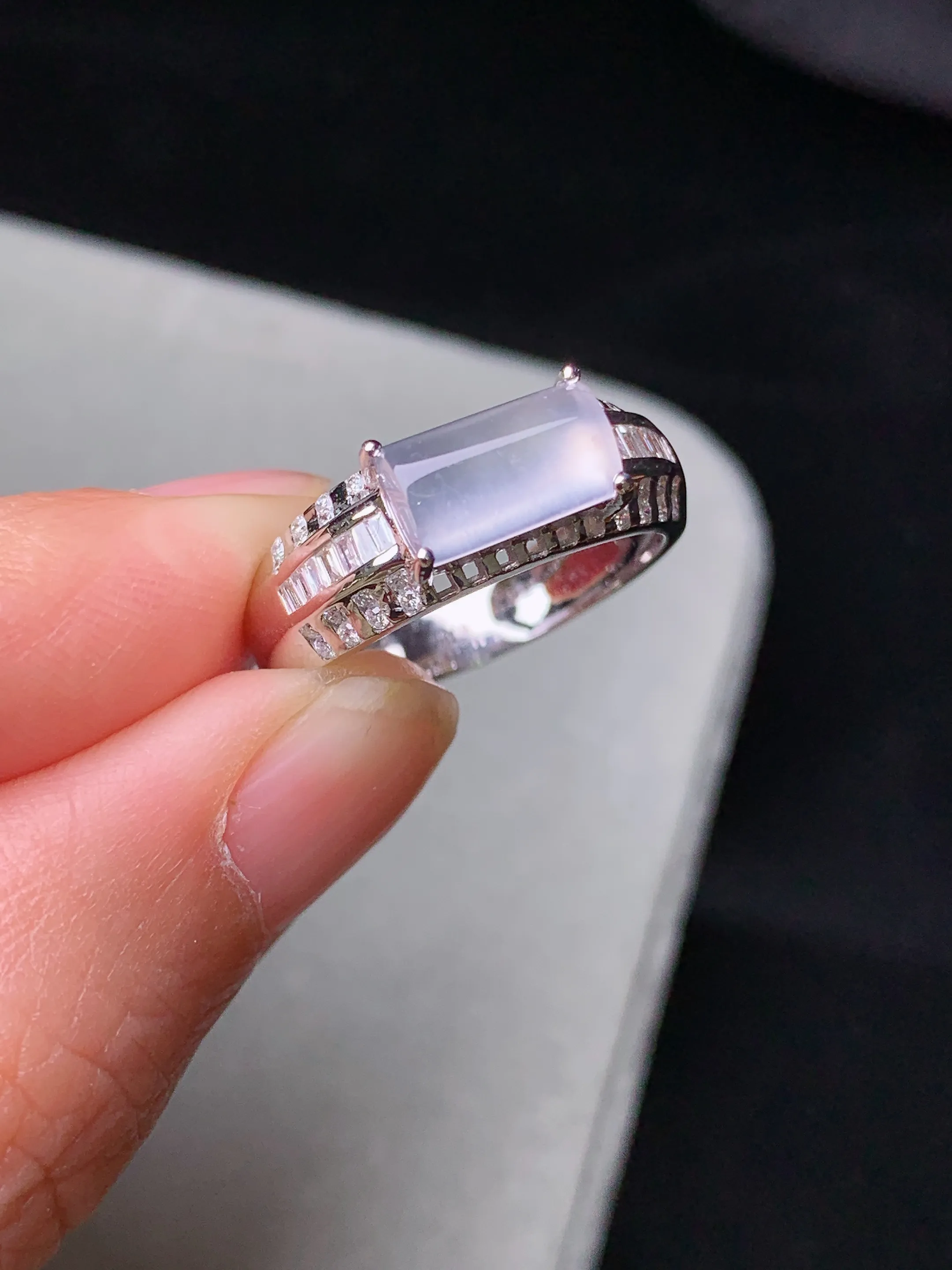 18k金钻镶嵌冰种玉柱戒指 吊坠 玉质细腻 色泽清新艳丽 圈口15 整体尺寸8.8*5.2*3.3