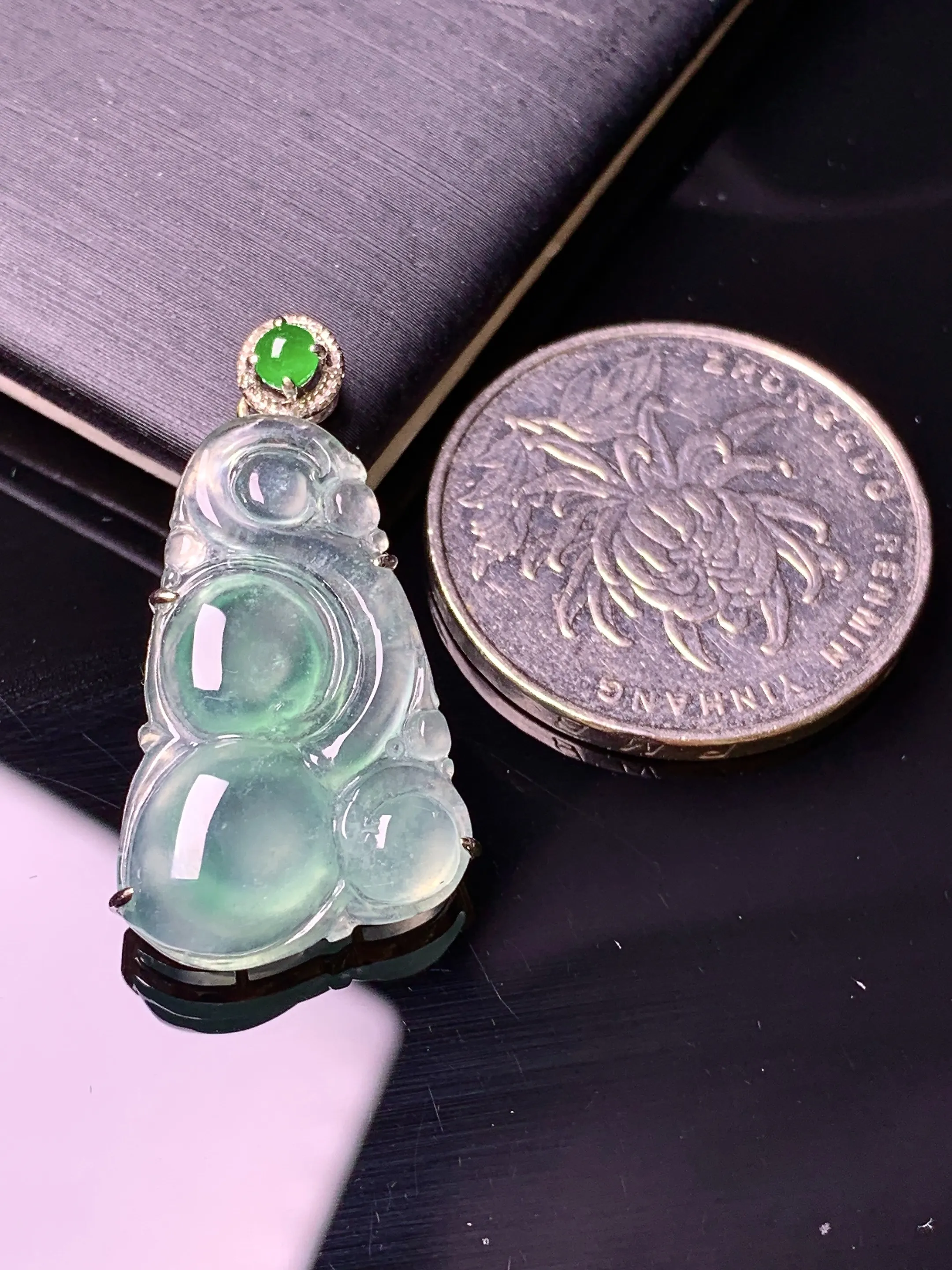 18k金钻镶嵌冰种飘绿如意吊坠 玉质细腻 色泽艳丽清新 整体尺寸30.6*15.8*6.2