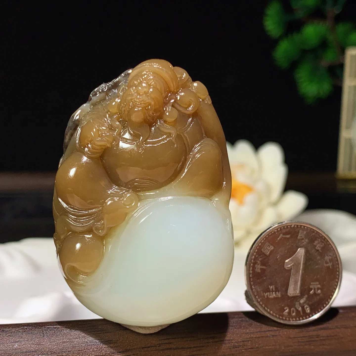 新疆和田玉且末糖财神爷挂件。 尺寸52/37/17mm重62.5克。玉质细腻油润。手推出油。品相大气 lt260119