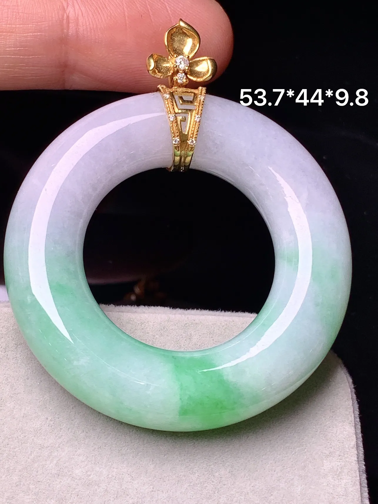 18k金钻镶嵌飘绿平安环吊坠 玉质细腻 色泽艳丽清新 整体尺寸53.7*44*9.8