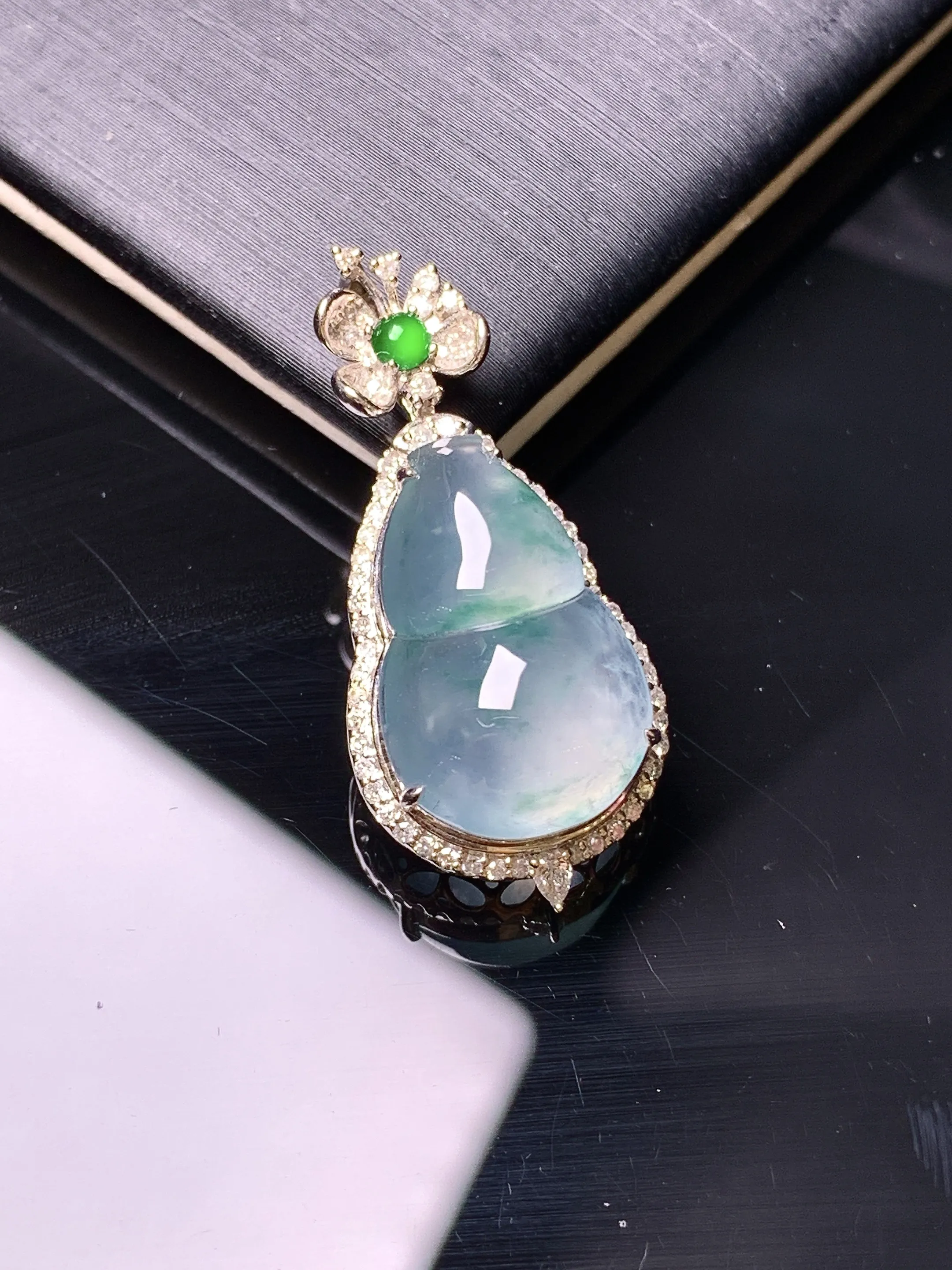 18k金钻镶嵌冰种葫芦吊坠 玉质细腻 色泽艳丽清新 整体尺寸30*13.8*9.5