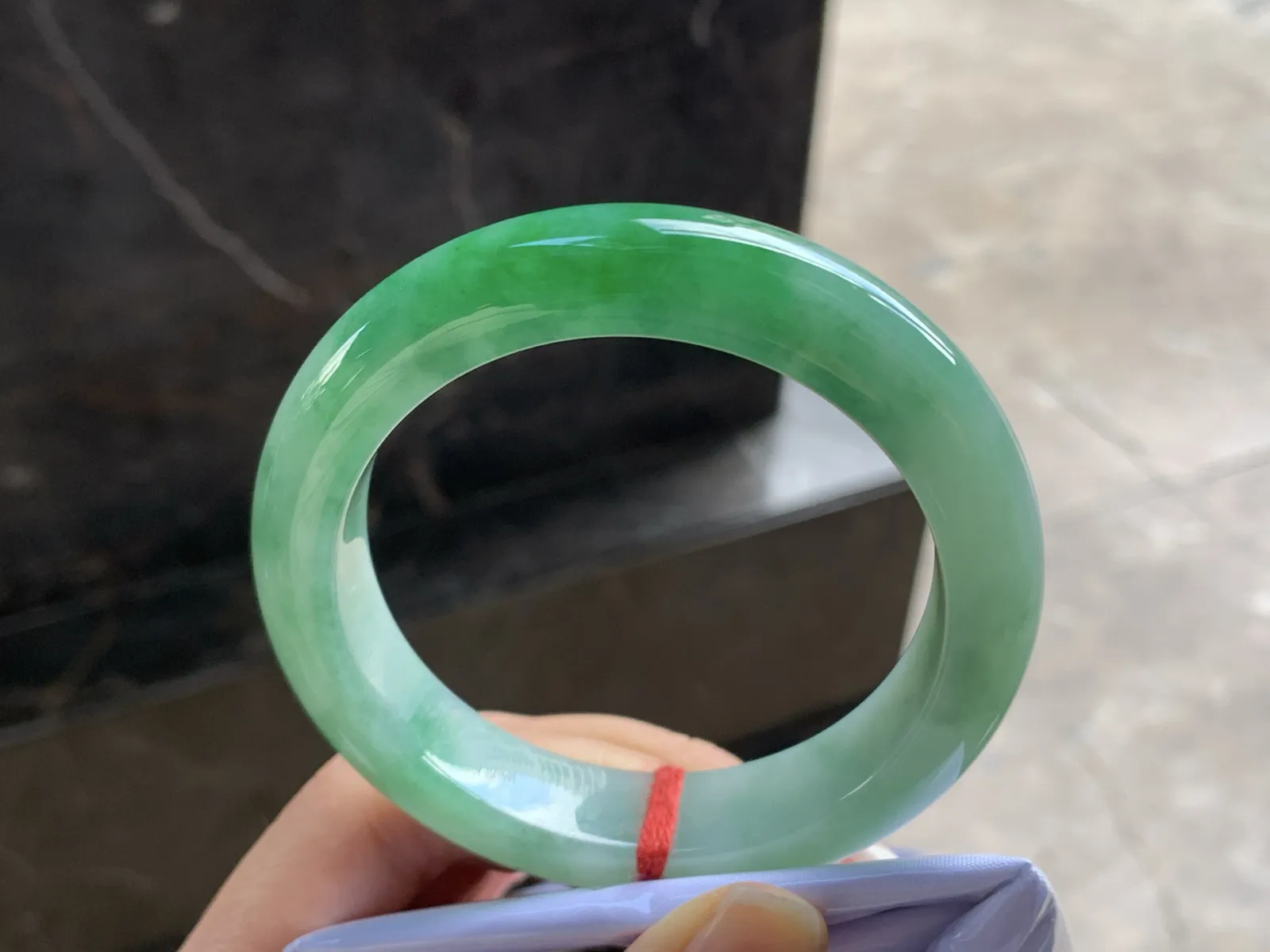 55-12.9-9.5

浓绿色手镯^_^鲜艳 玉质温润