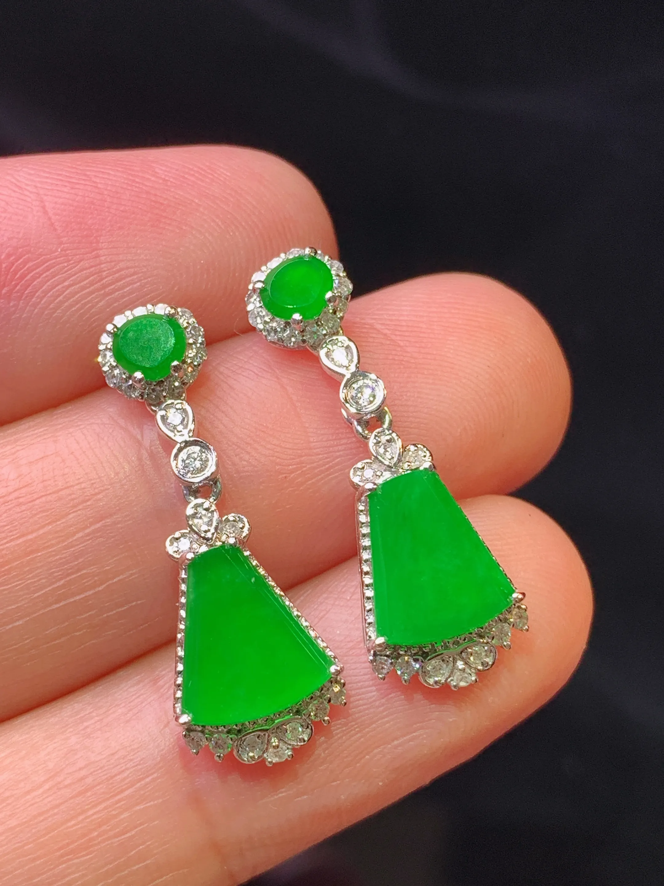 18k金钻镶满绿无事牌耳坠 玉质细腻 色泽艳丽清新 整体尺寸24.6*8.6*4.3