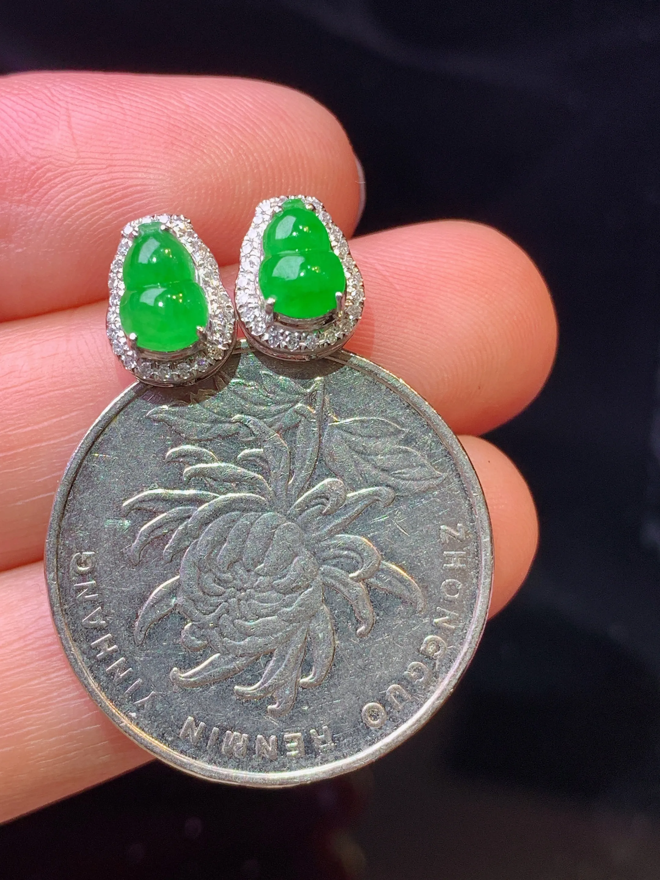 18k金钻镶嵌葫芦耳钉 玉质细腻 色泽艳丽清新 整体尺寸9.3*7.2*5.3