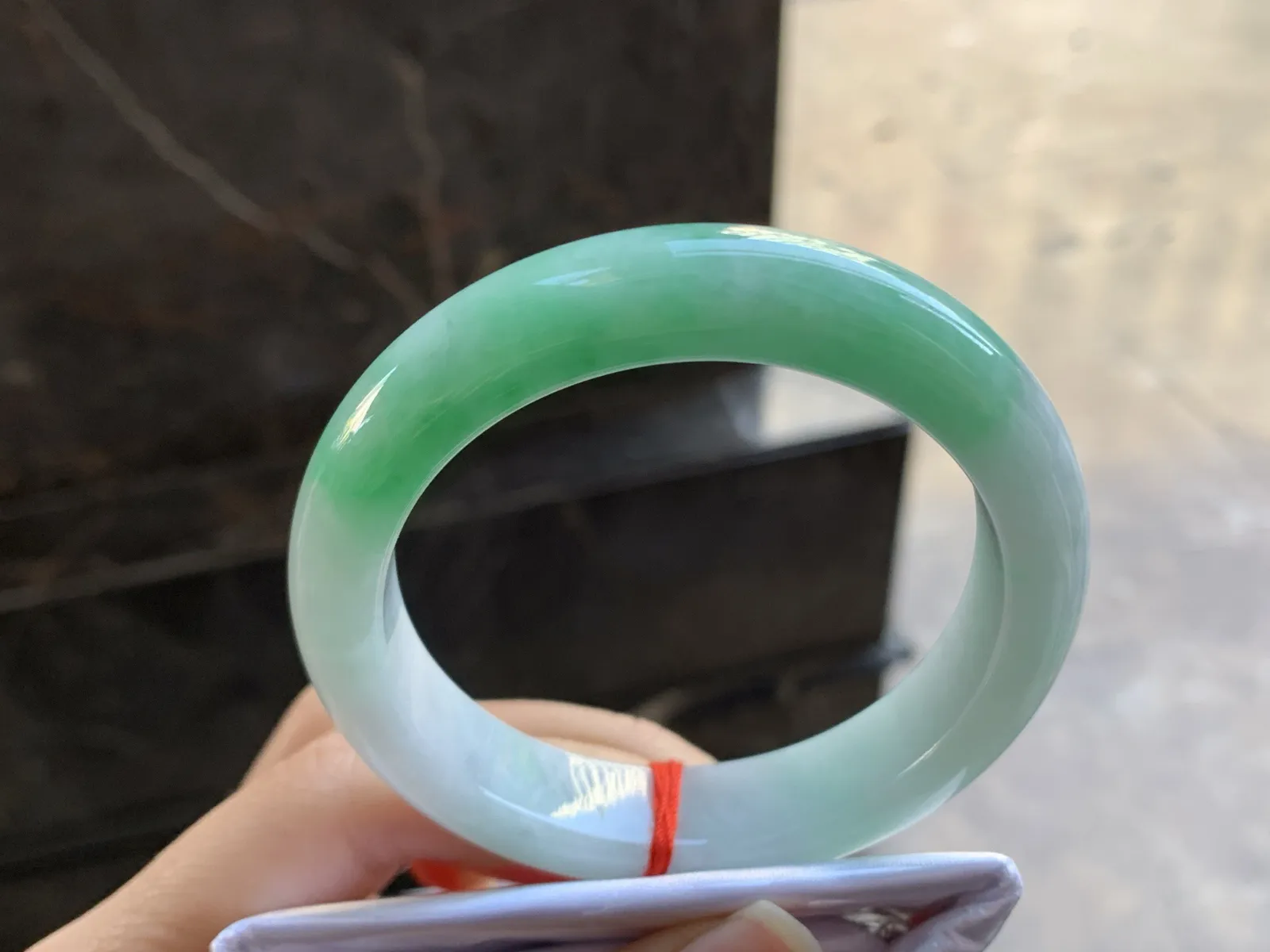 54.5-12.8-8.8

阳绿色手镯^_^颜色好看