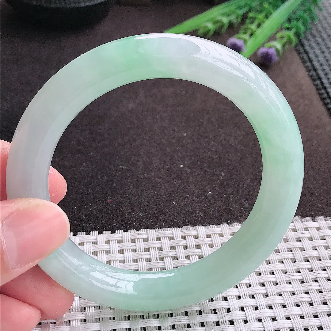 实拍A货翡翠57/10.8/10.6老坑冰胶水灵冰晴绿圆条手镯翡翠玉镯女款