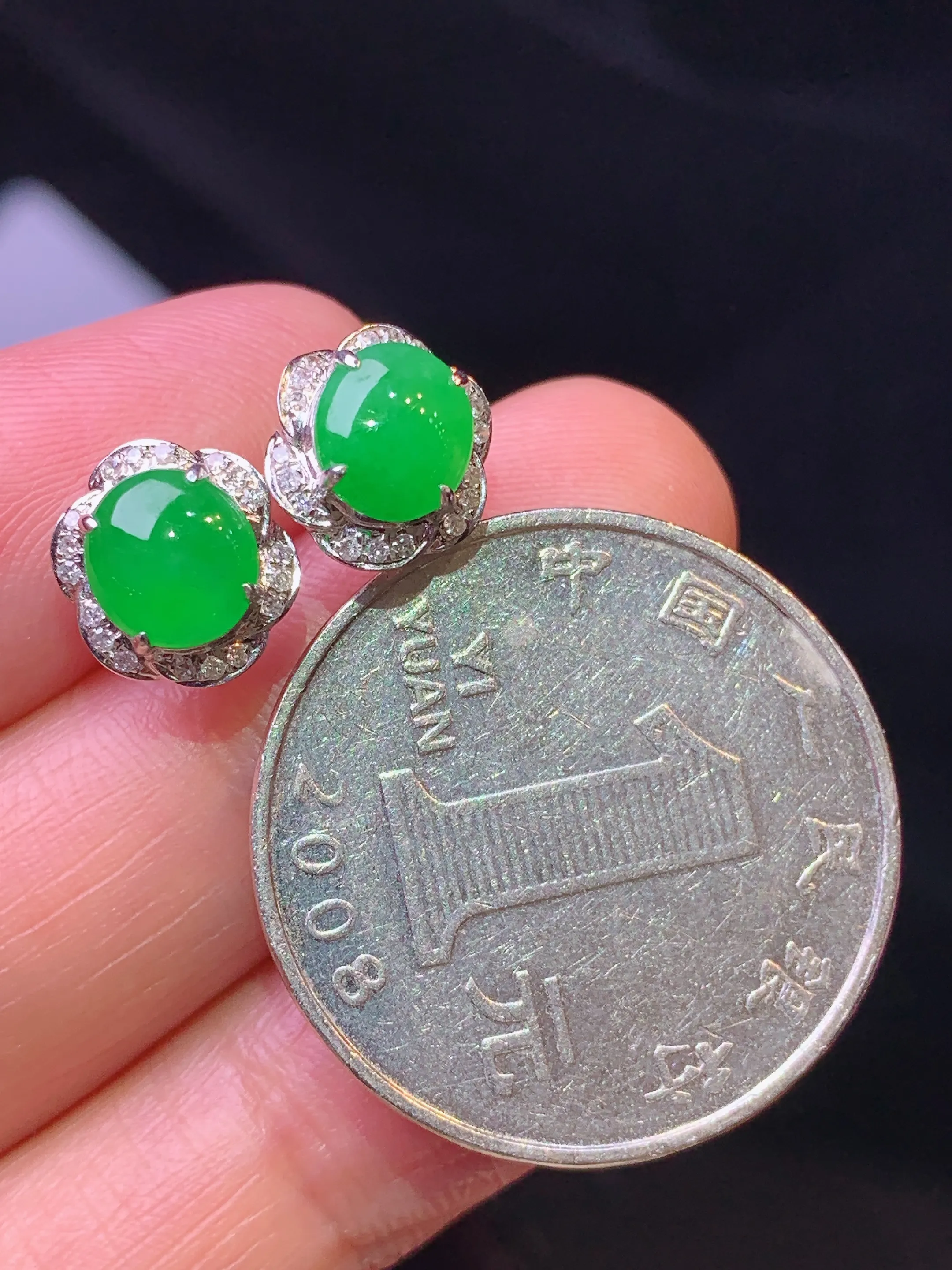 18k金钻镶嵌满绿蛋面耳钉 玉质细腻 色泽艳丽清新 整体尺寸9.5*8.6*6.3