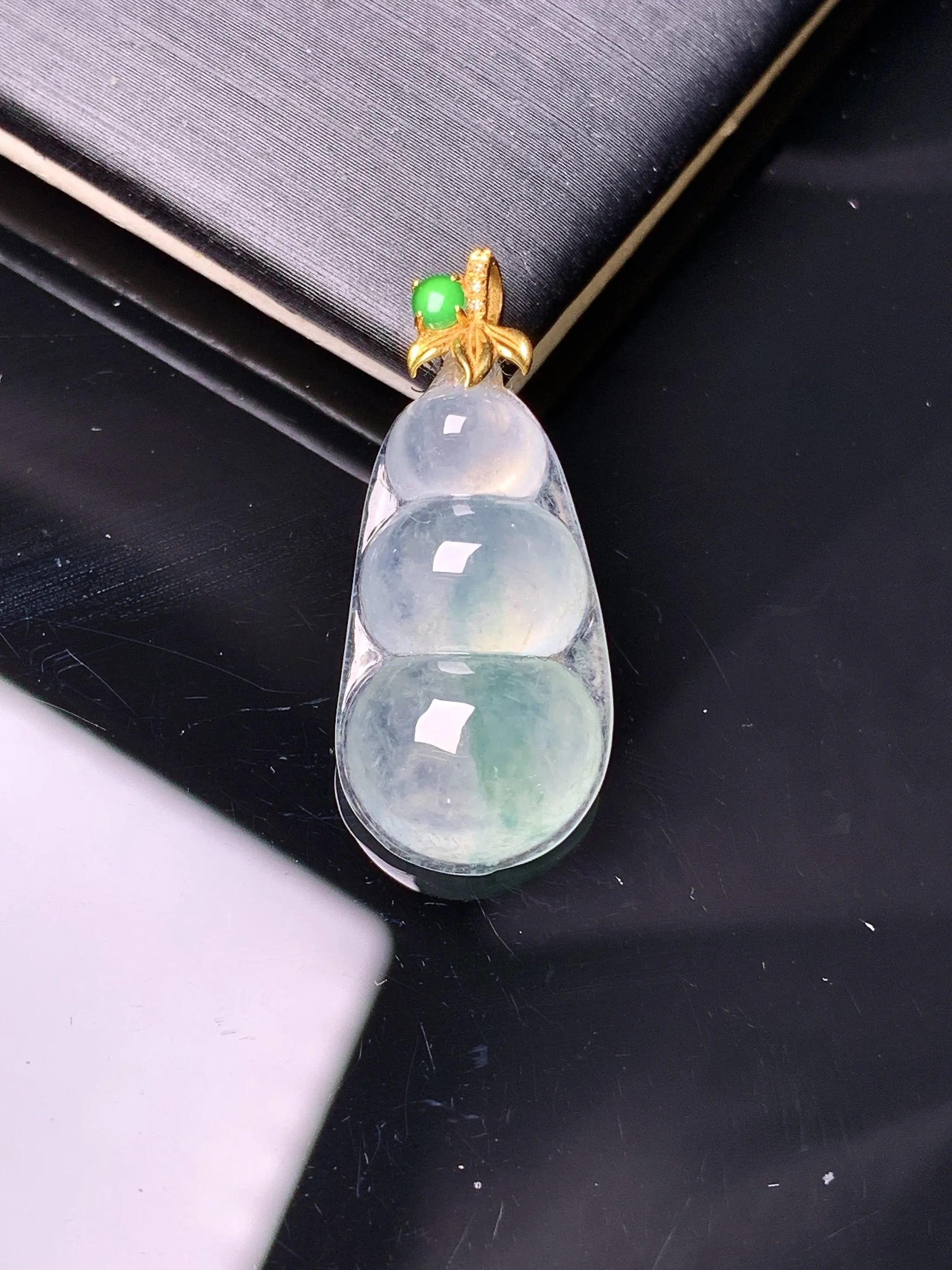 18k金镶嵌吊坠 玉质细腻 色泽艳丽清新 整体尺寸28*12*5.2