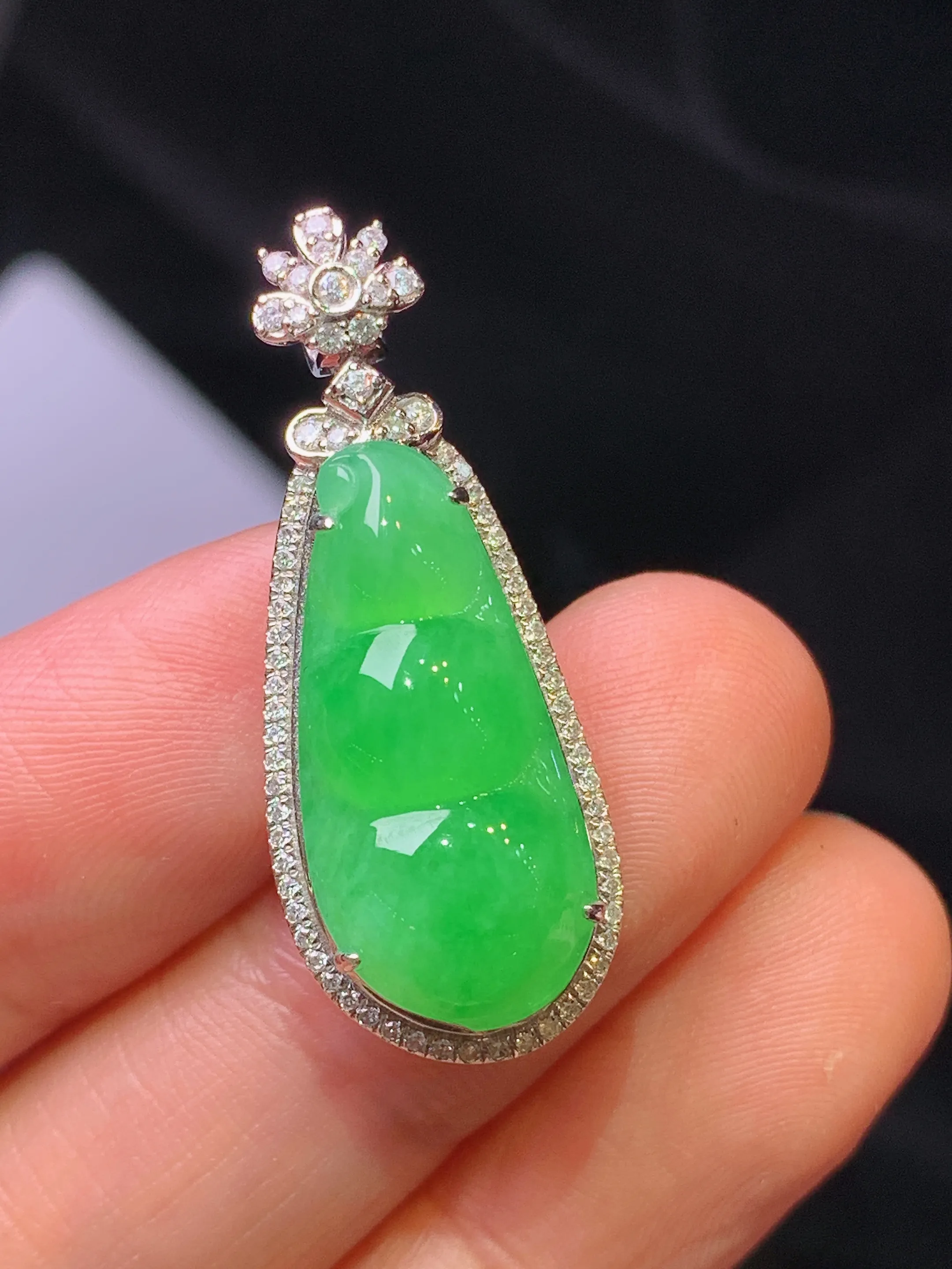 18k金钻镶嵌翠绿四季豆吊坠 玉质细腻 色泽艳丽清新 整体尺寸32*12.6*9.2