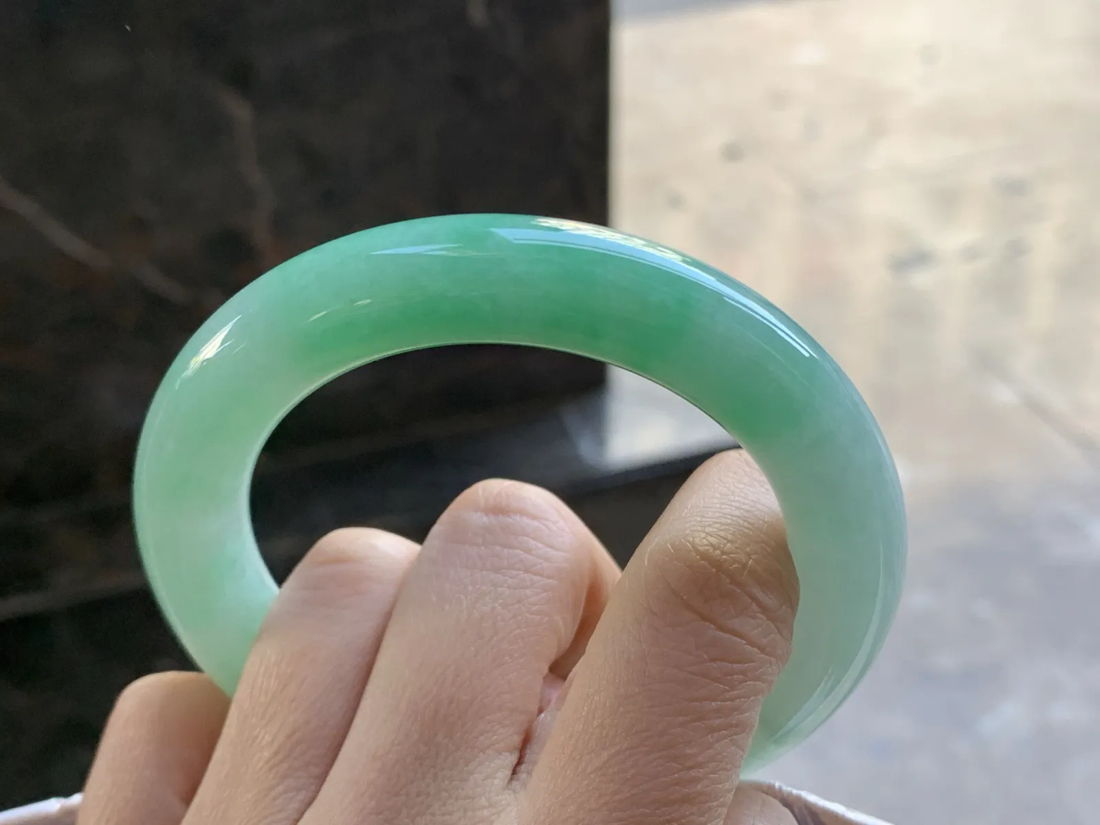 56.5-11.2

阳绿色圆条手镯^_^色阳 细腻