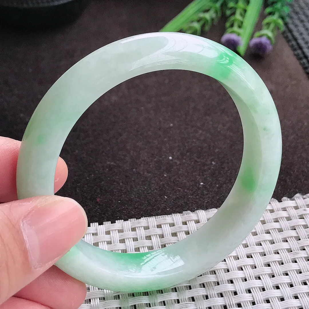 实拍A货翡翠56.8/12.5/8.3老坑秀气冰润飘绿手镯宽边翡翠玉镯女款