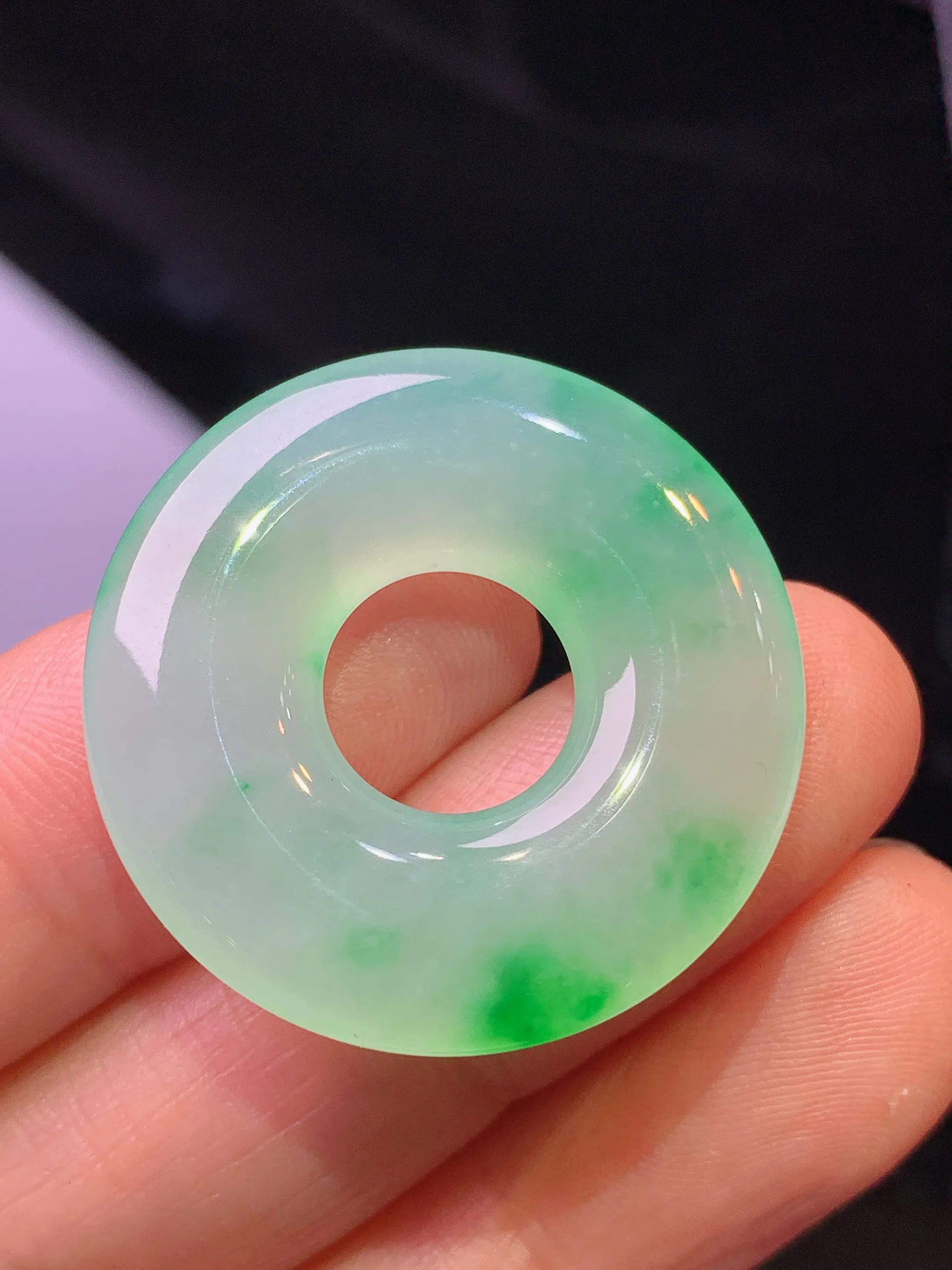 飘绿平安环吊坠 玉质细腻 色泽艳丽清新 整体尺寸28.3*5.2