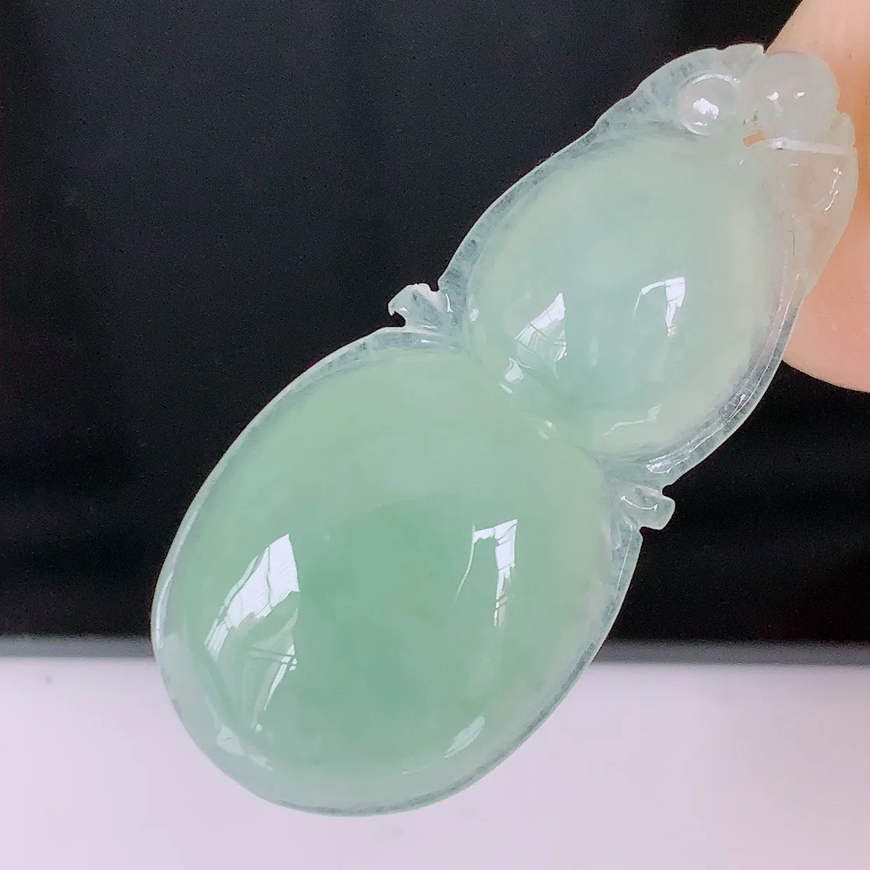 自然光实拍，冰种满绿翡翠葫芦吊坠，寓意福禄双全，财源滚滚，清新脱俗，佩戴效果优雅迷人！#49.19