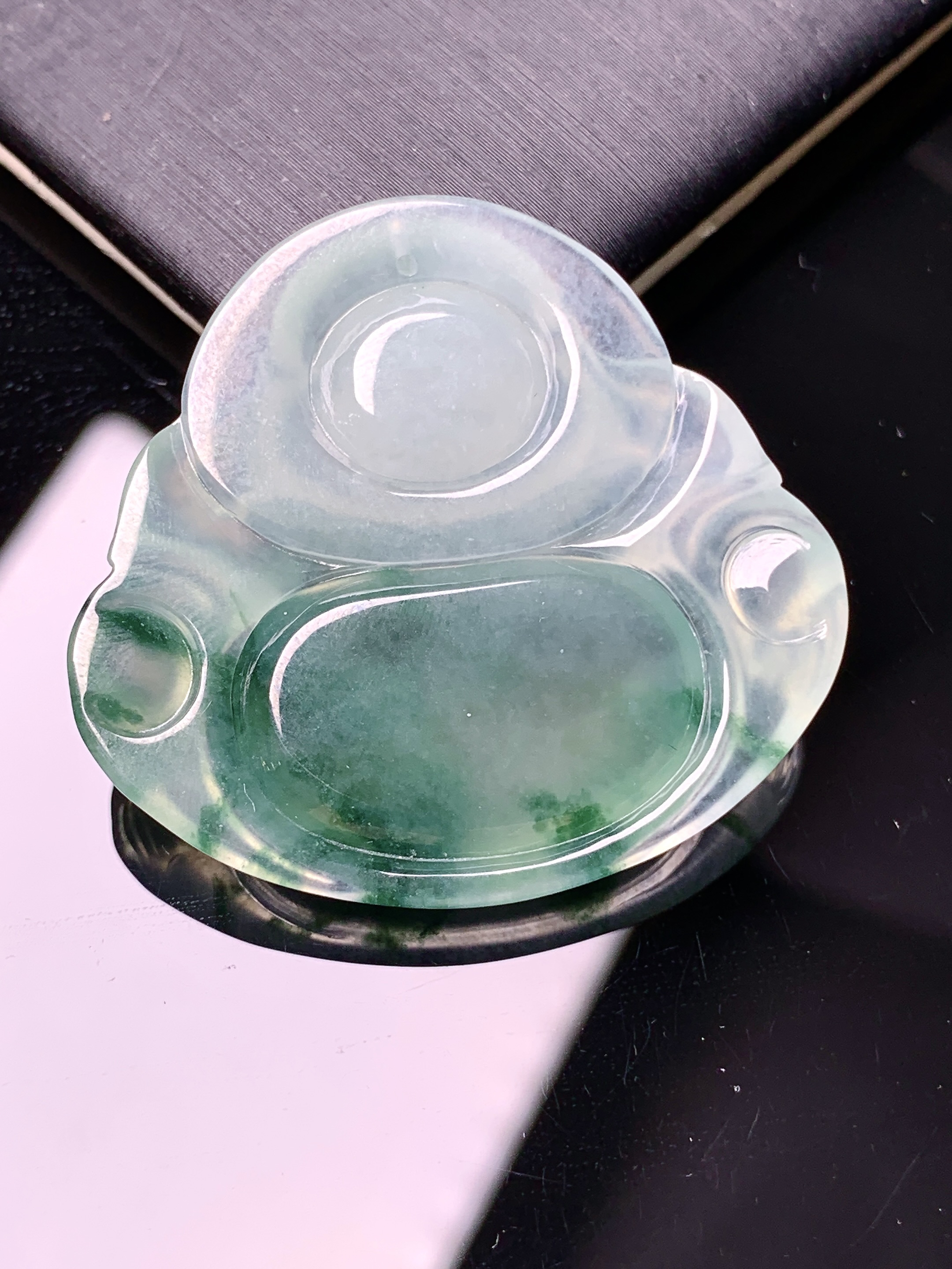 冰种飘绿佛公吊坠 玉质细腻 色泽艳丽清新 整体尺寸32.2*34.6*5.8