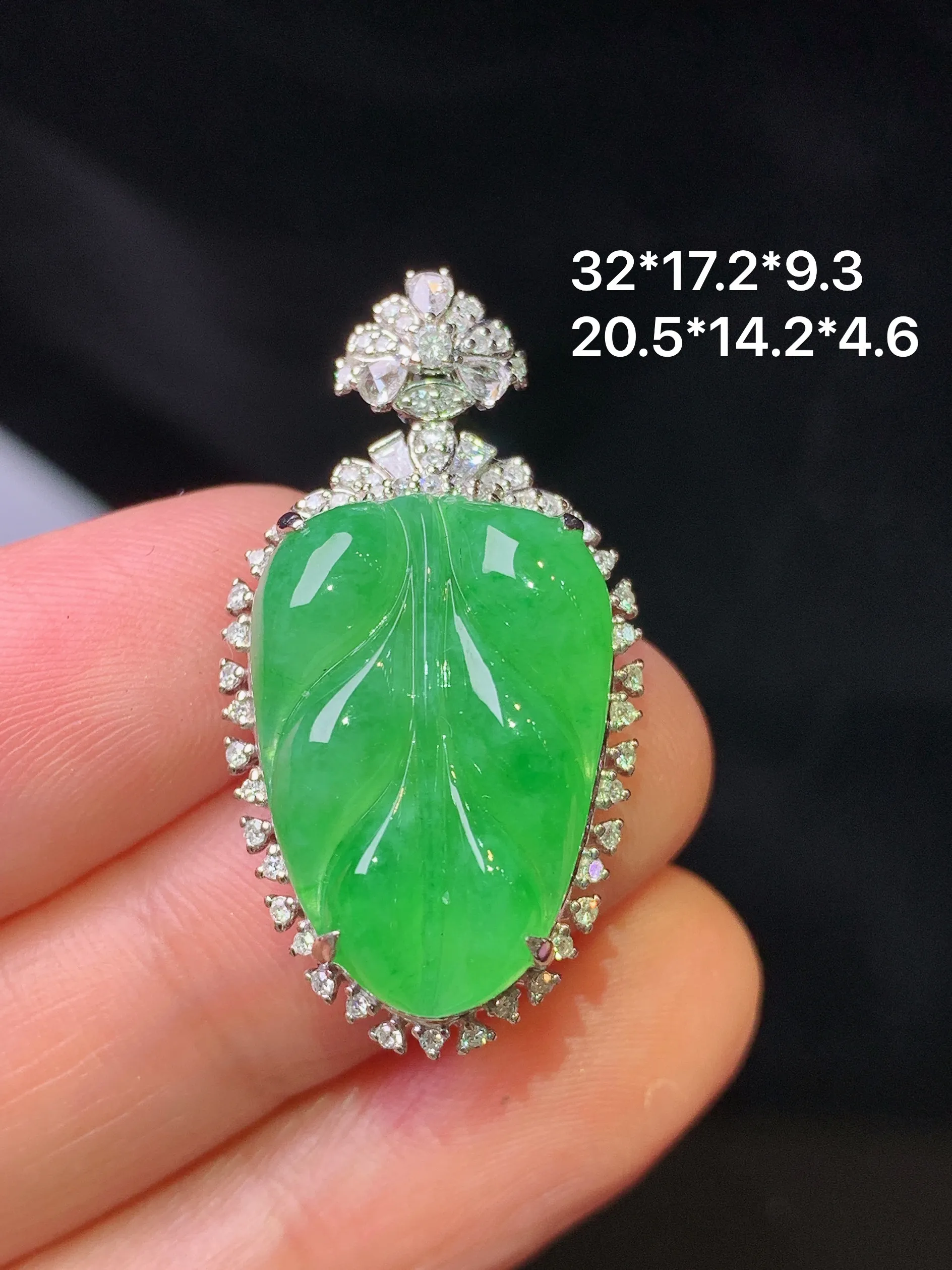 18k金钻镶嵌翠绿树叶吊坠 玉质细腻 色泽清新艳丽 整体尺寸32*17.2*9.3