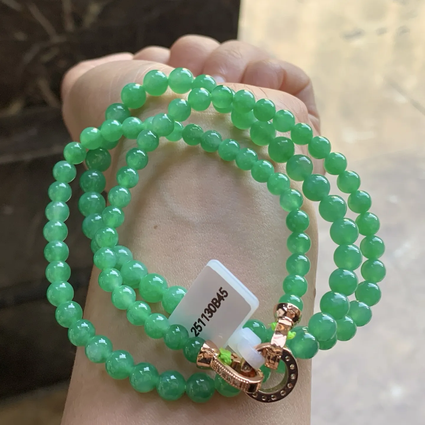 冰绿珠链^_^颜色均匀鲜艳 玉质温润 种色好