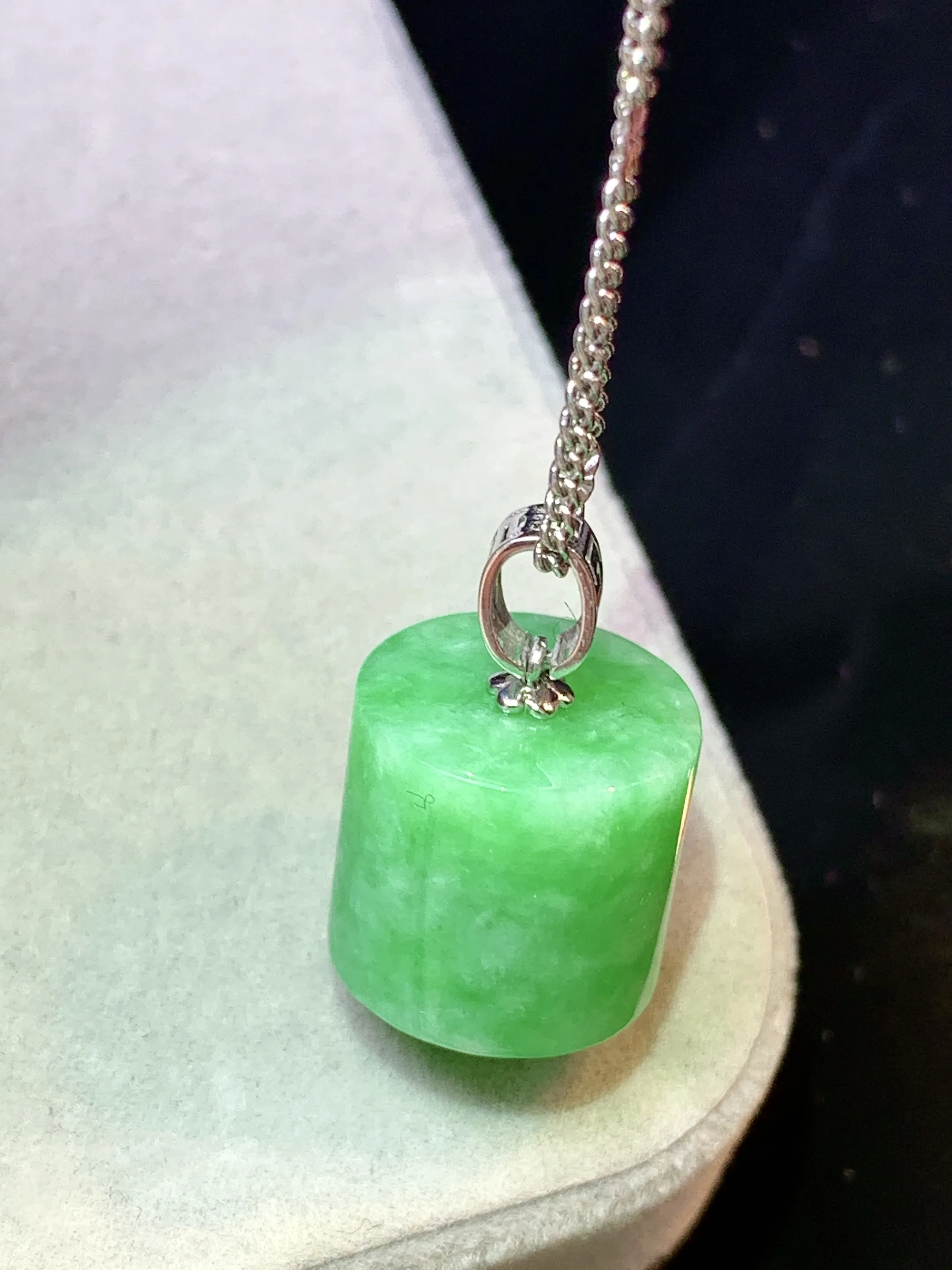 18k金镶嵌翠绿路路通吊坠 玉质细腻 色泽清新艳丽 整体尺寸19.5*13.2*12