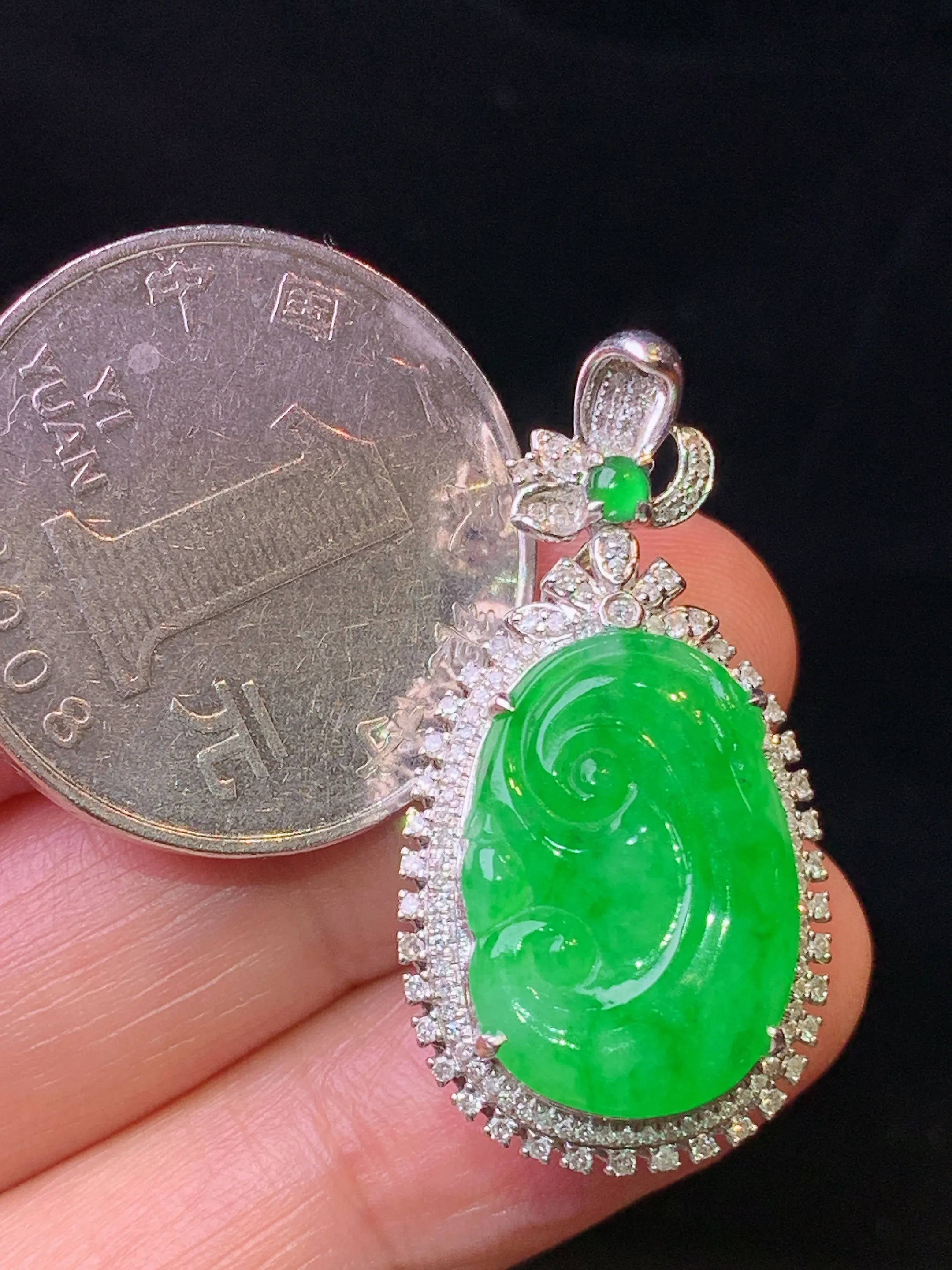 18k金钻镶嵌翠绿如意吊坠 玉质细腻 色泽艳丽清新 整体尺寸32*17*9.5