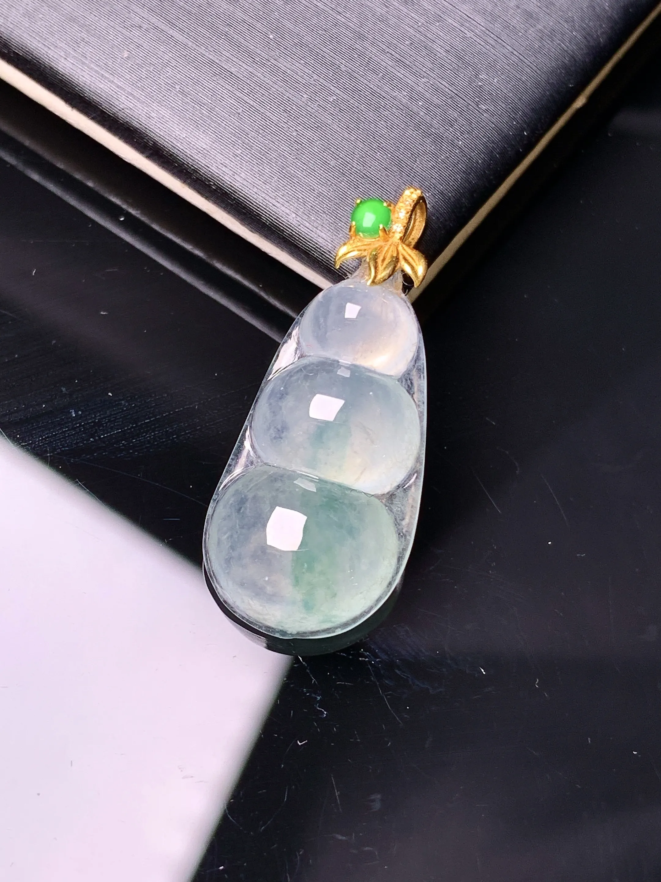 18k金镶嵌吊坠 玉质细腻 色泽艳丽清新 整体尺寸28*12*5.2