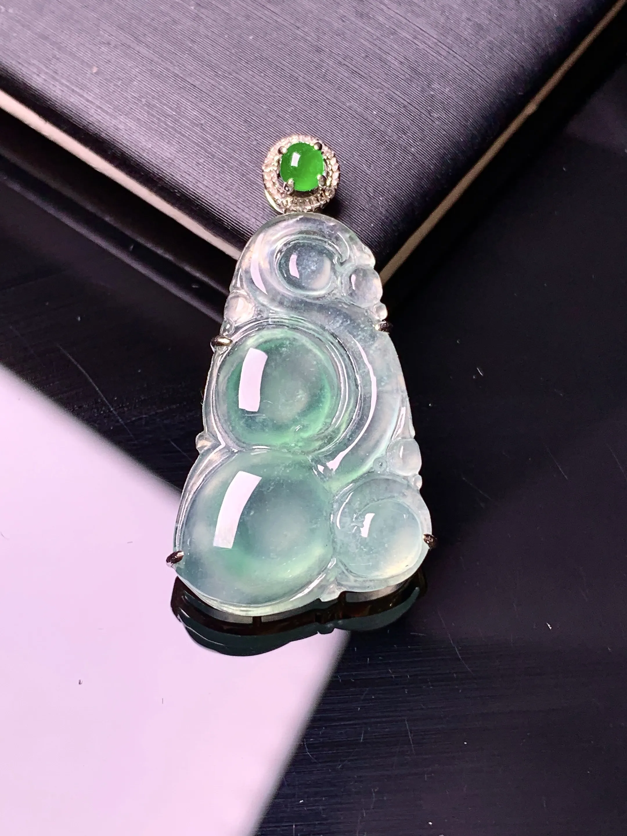18k金钻镶嵌冰种飘绿如意吊坠 玉质细腻 色泽艳丽清新 整体尺寸30.6*15.8*6.2