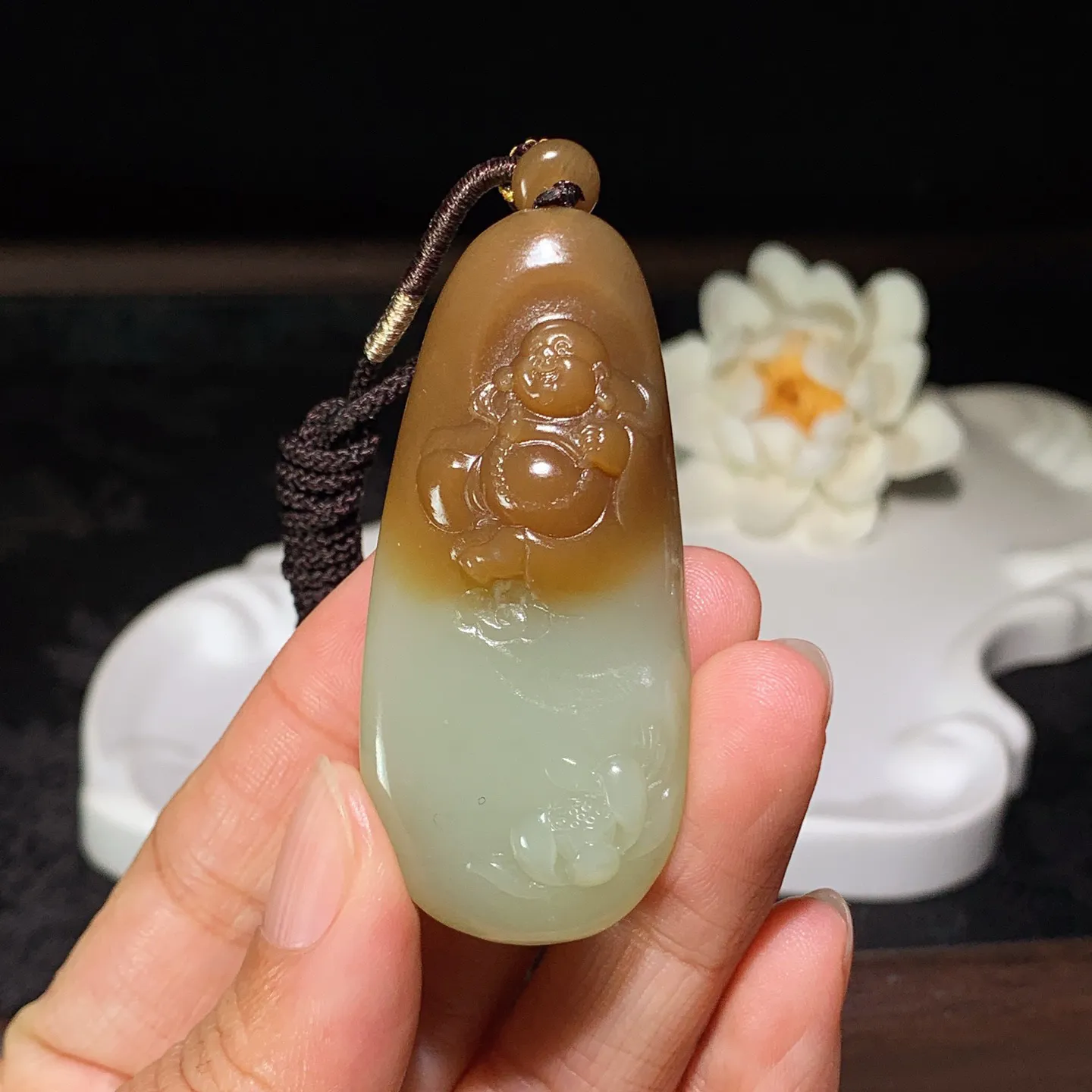 新疆和田玉且末糖佛引福来挂件。 尺寸59/27/12mm重32克。玉质细腻油润。手推出油。品相大气 lt260119