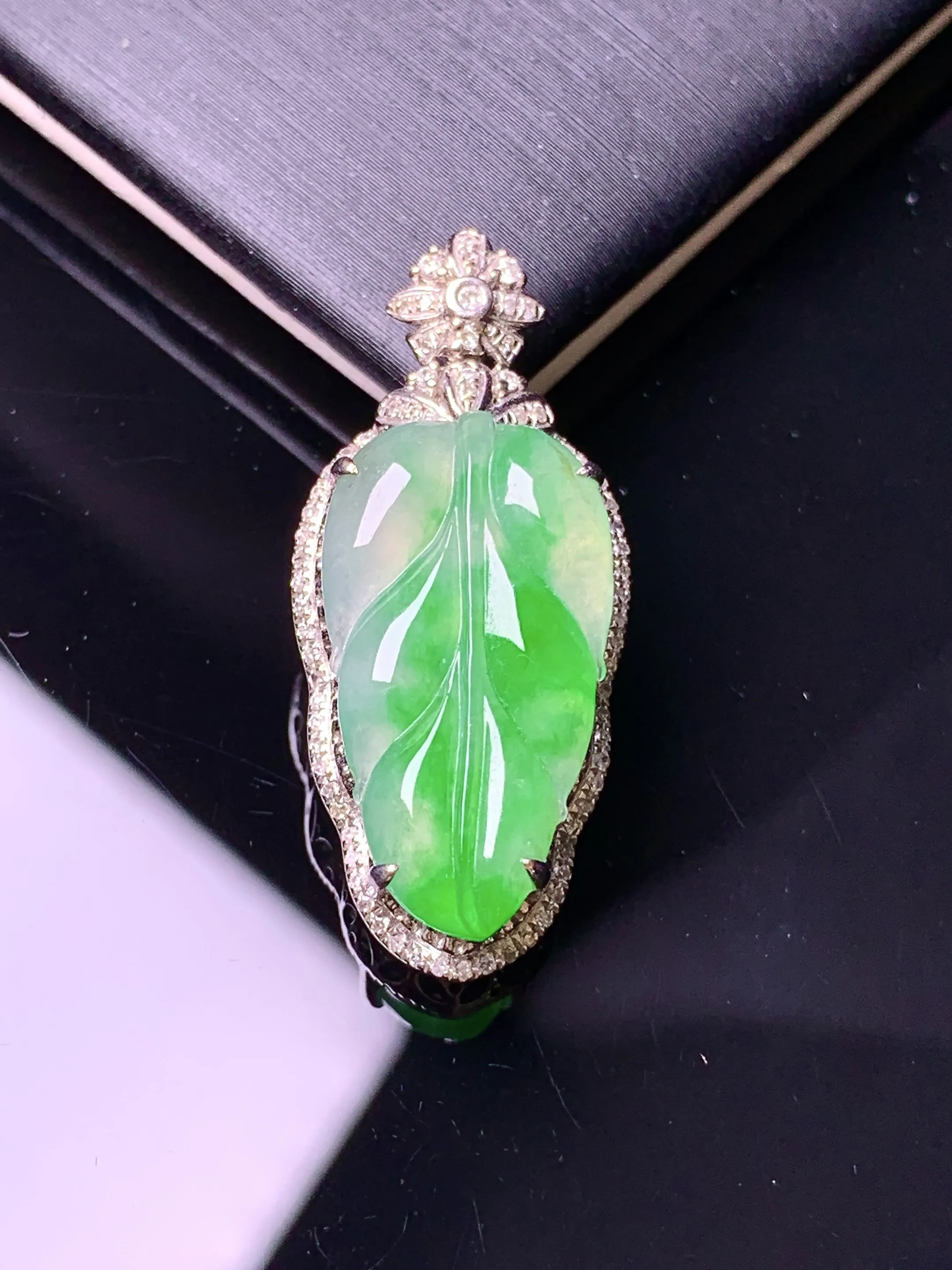 18k金钻镶嵌翠绿树叶吊坠 玉质细腻 色泽清新艳丽 整体尺寸31.5*13.8*7