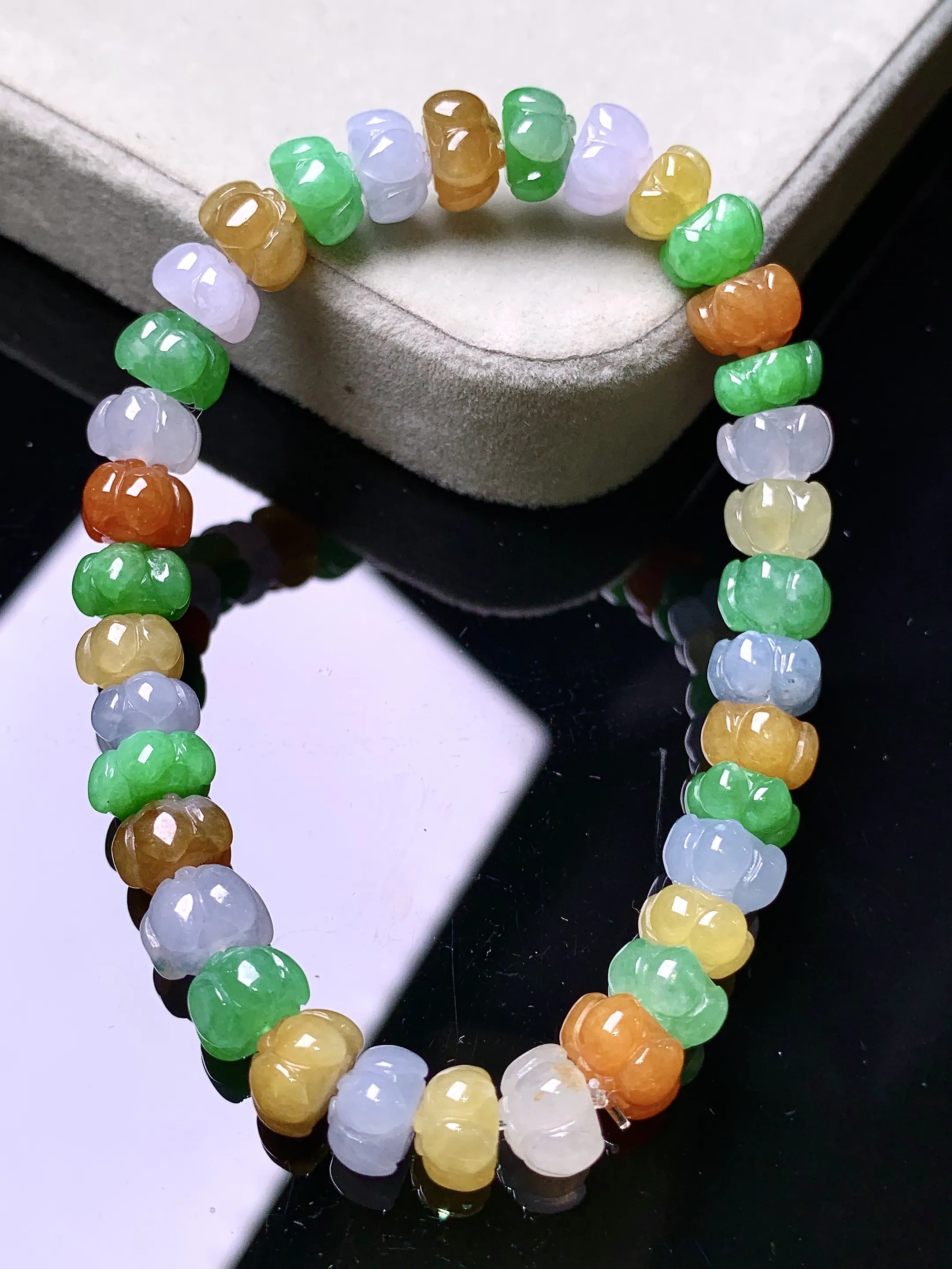 多彩花蕾手链 玉质细腻 色泽艳丽清新 整体尺寸7.5*5.8