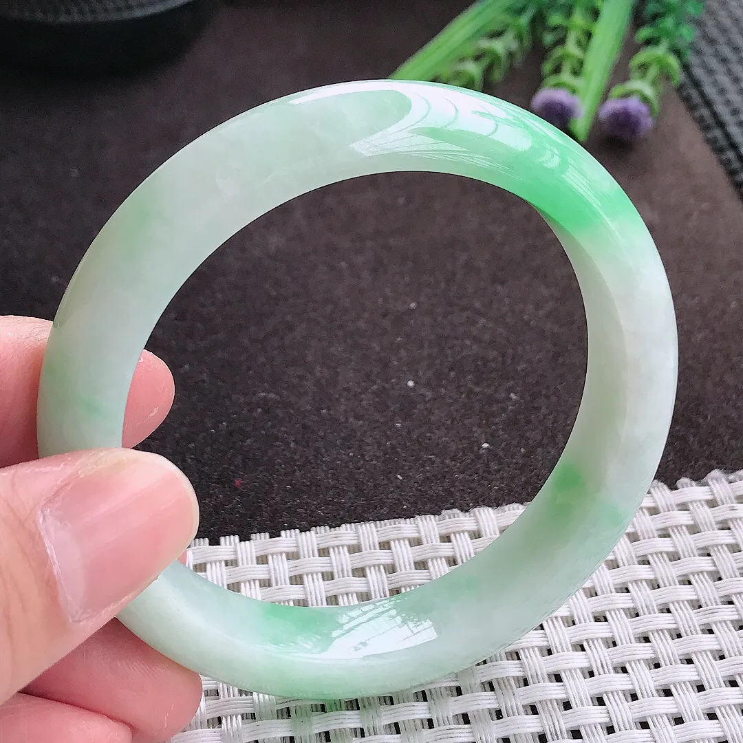 实拍A货翡翠56.8/12.5/8.3老坑秀气冰润飘绿手镯宽边翡翠玉镯女款