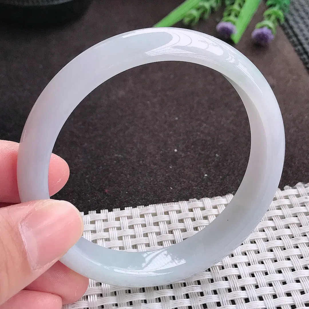 实拍A货翡翠60/12.4/7.6老坑秀气冰润白净手镯宽边翡翠玉镯女款