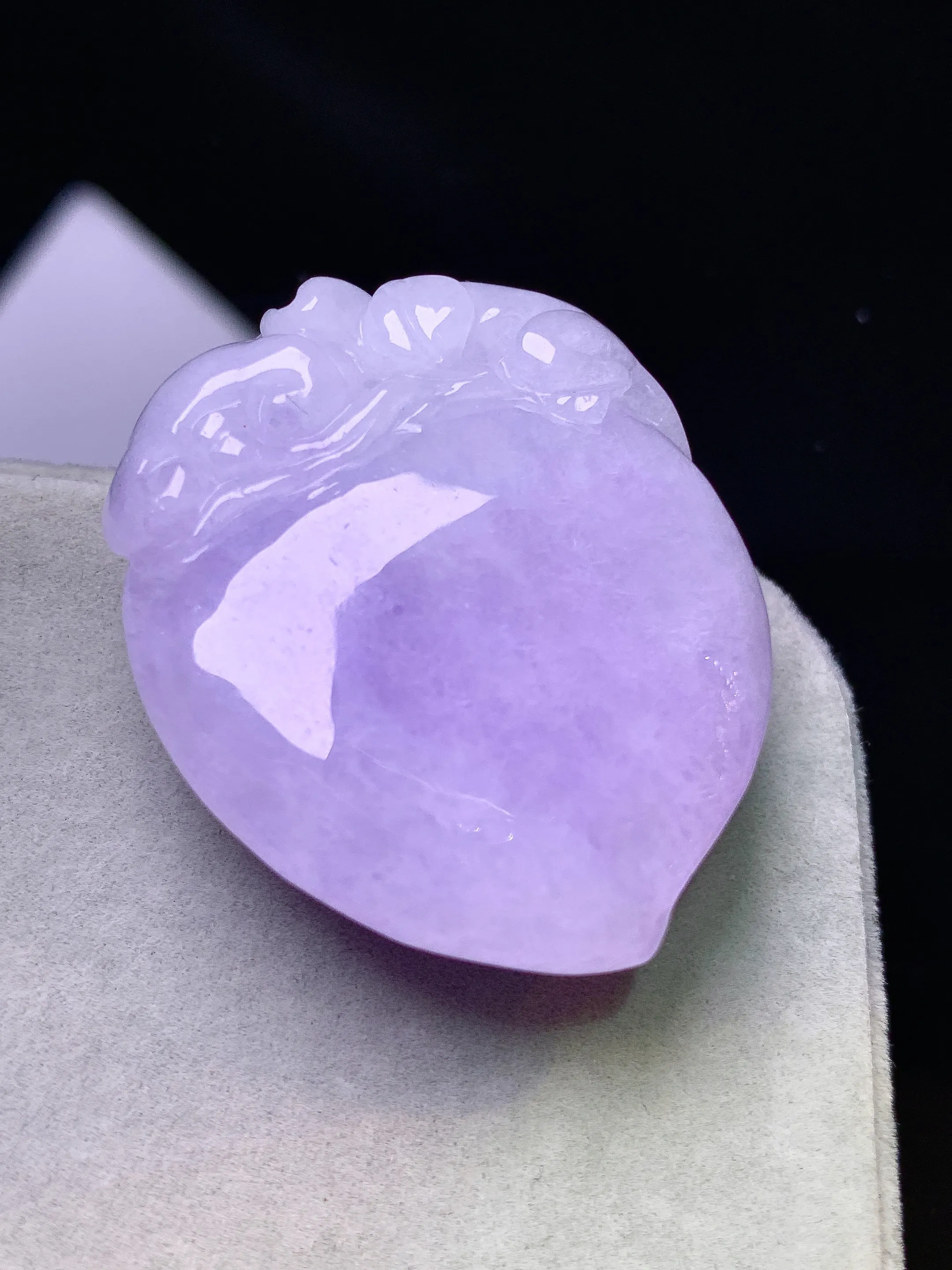 紫罗兰寿桃吊坠 玉质细腻 色泽艳丽清新 整体尺寸37.5*30*12.5