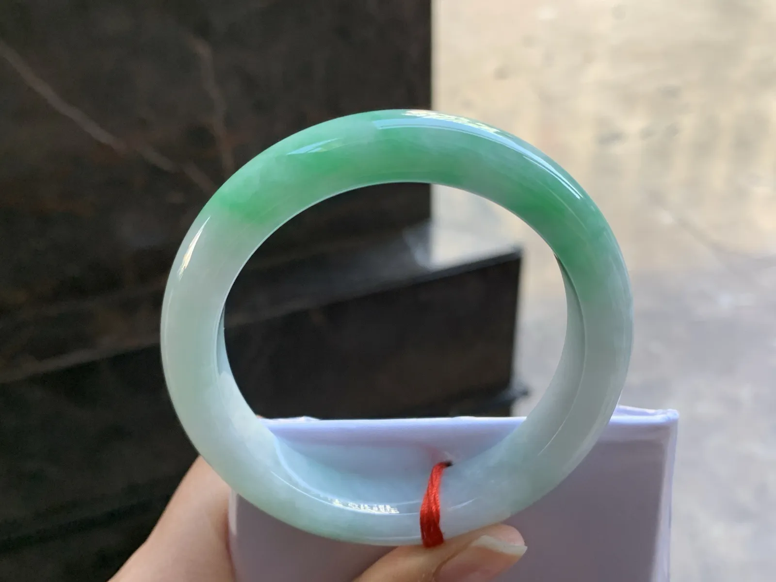 54.5-12.8-8.8

阳绿色手镯^_^颜色好看