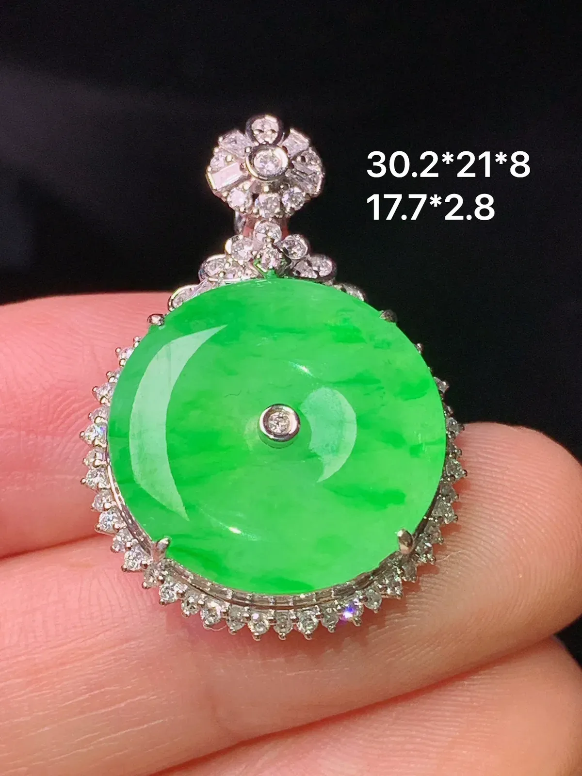 18k金钻镶嵌翠绿平安扣吊坠 玉质细腻 色泽清新艳丽 整体尺寸30.2*21*8