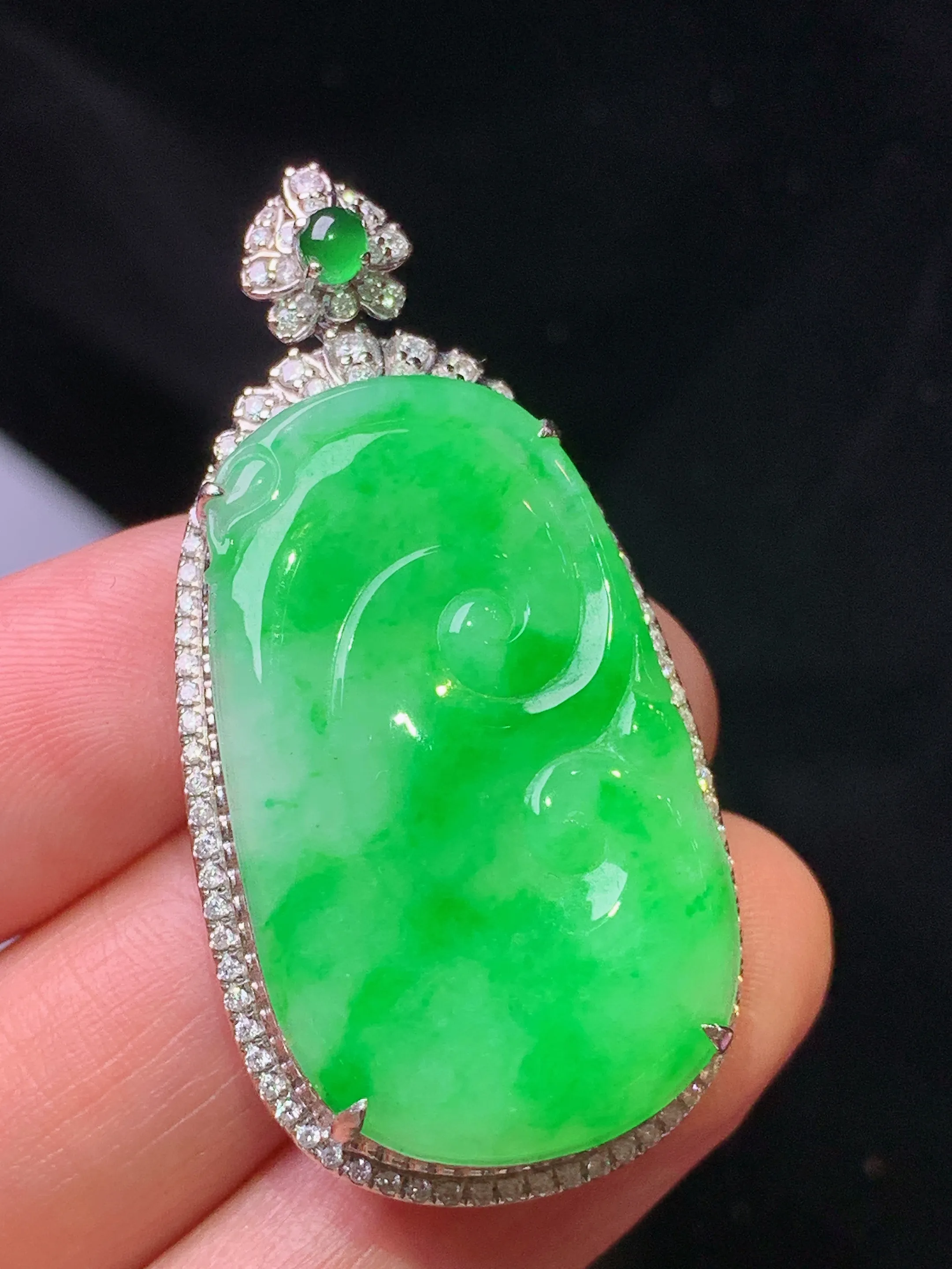 18k金钻镶嵌翠绿如意吊坠 玉质细腻 色泽清新艳丽 整体尺寸45.2*22.5*8.5