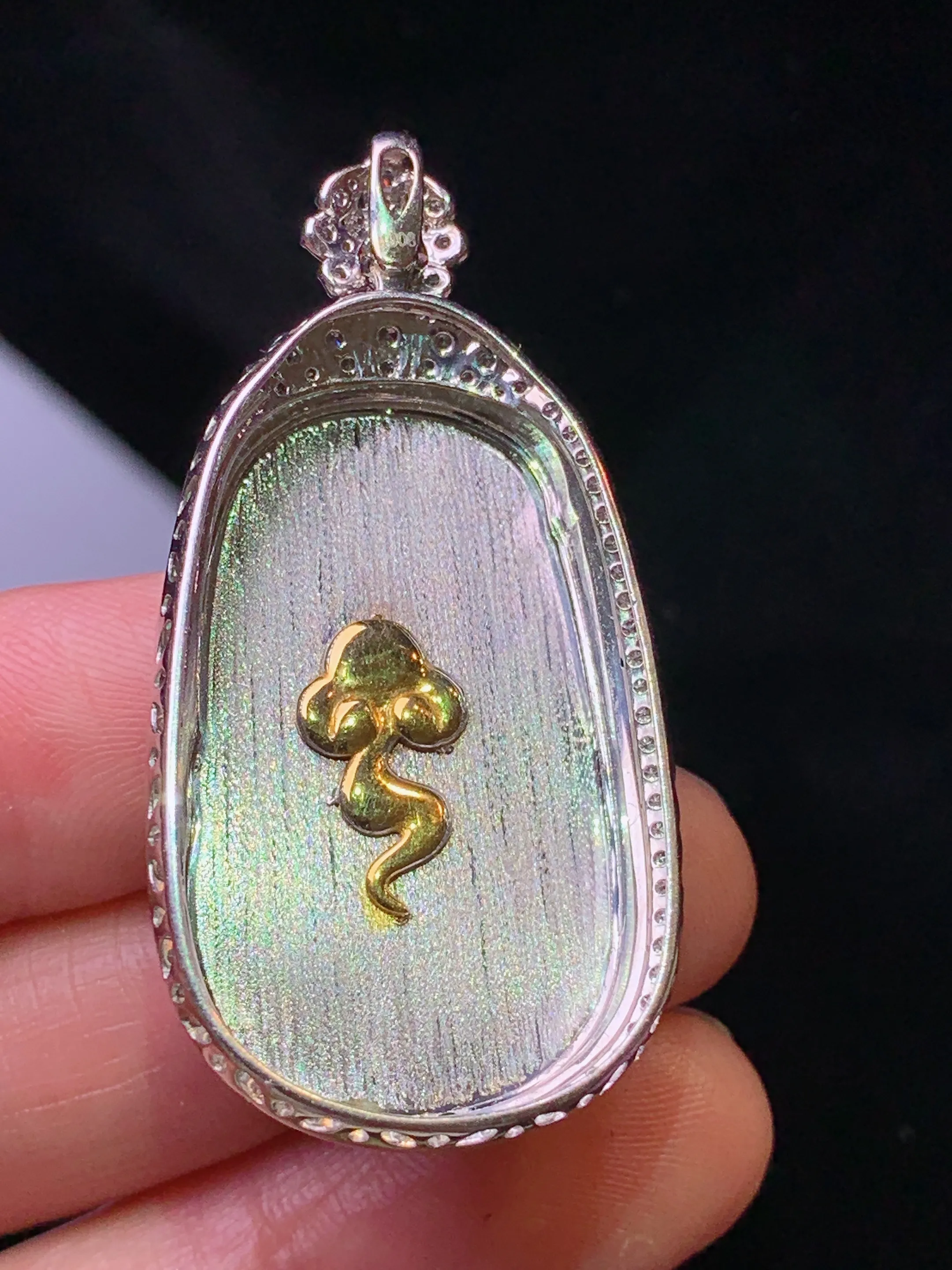 18k金钻镶嵌翠绿如意吊坠 玉质细腻 色泽清新艳丽 整体尺寸45.2*22.5*8.5