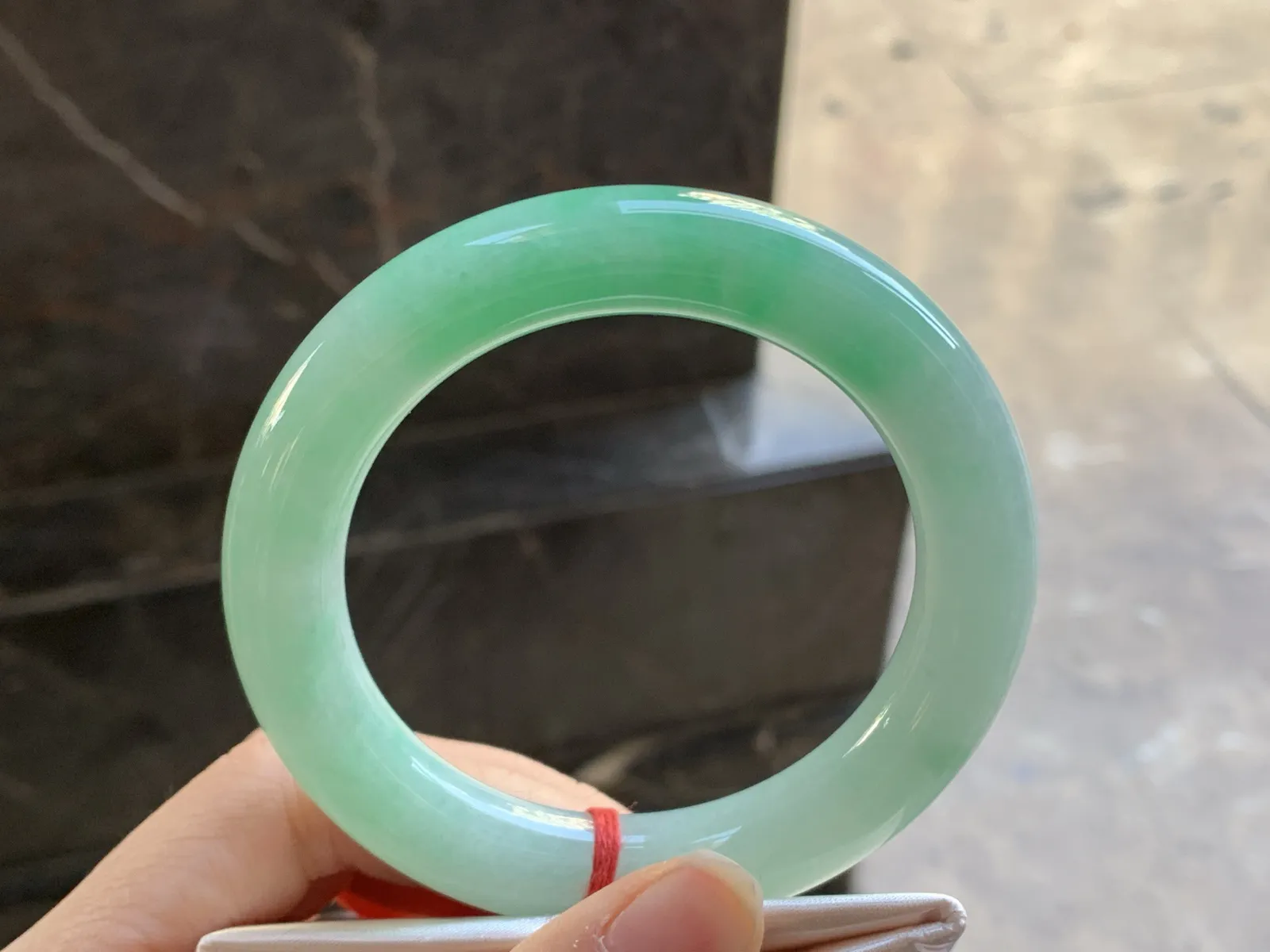 56.5-11.2

阳绿色圆条手镯^_^色阳 细腻