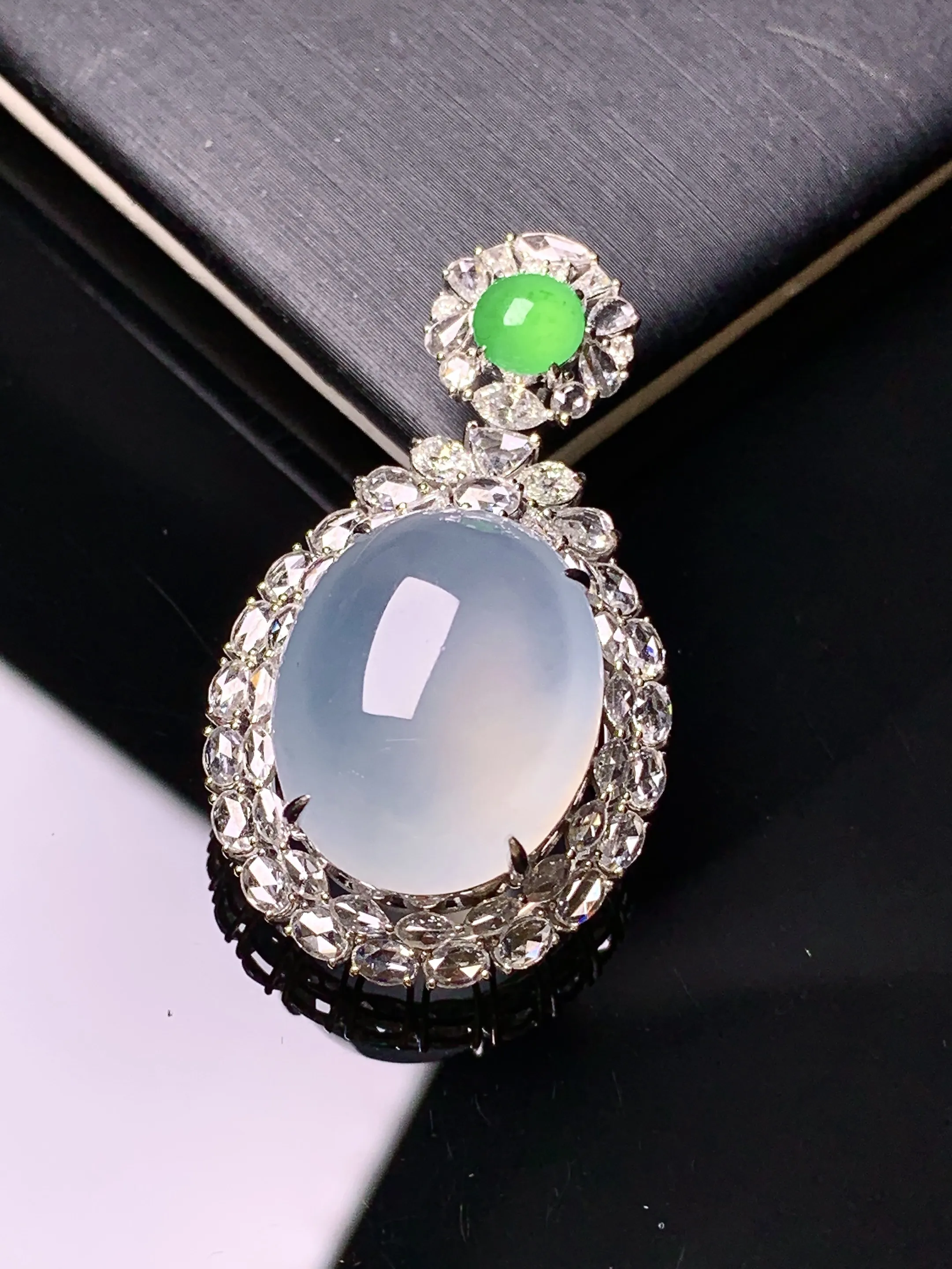 18k金钻镶嵌冰种蛋面吊坠 玉质细腻 色泽艳丽清新 整体尺寸36*20.6*13