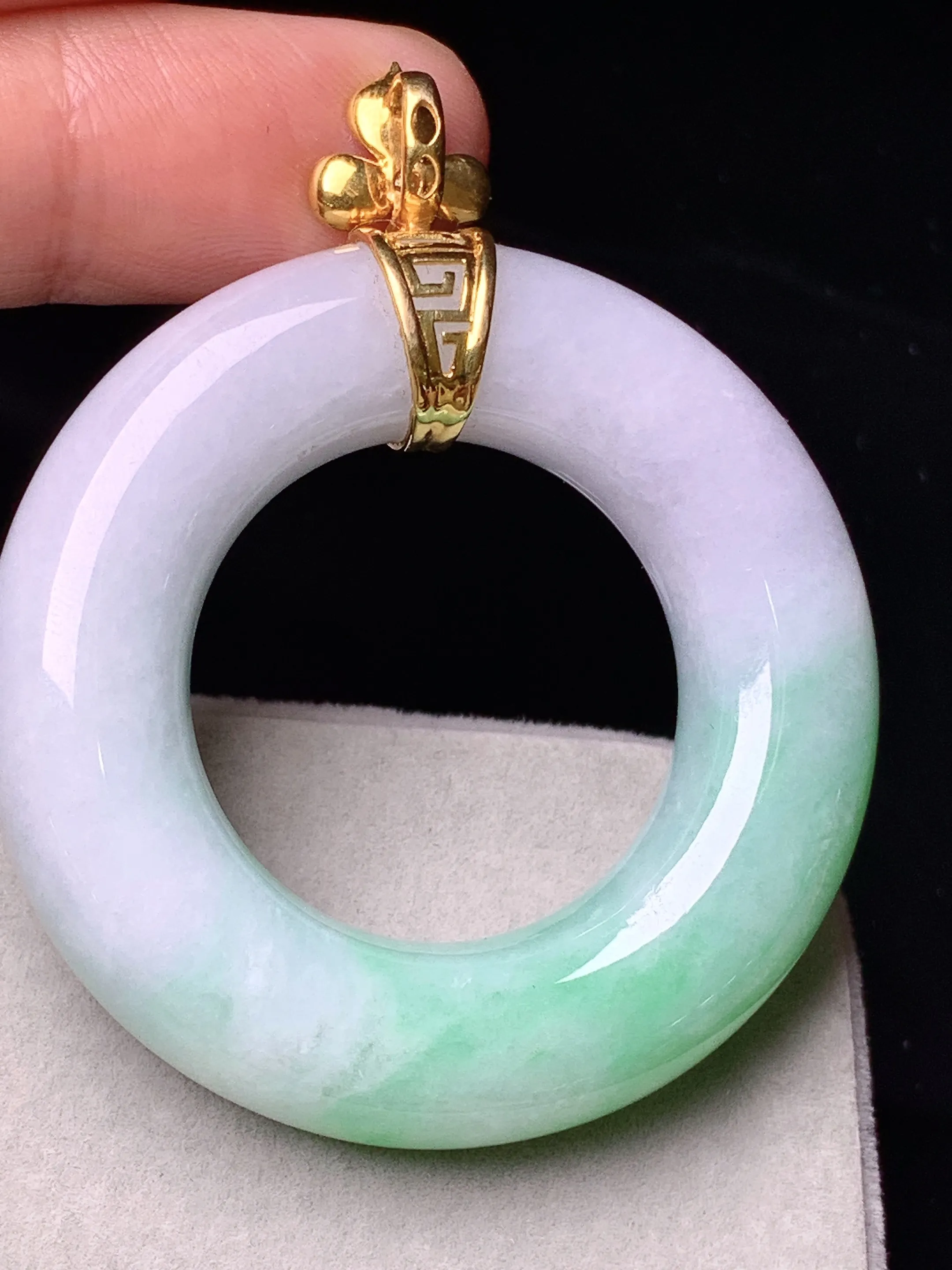 18k金钻镶嵌飘绿平安环吊坠 玉质细腻 色泽艳丽清新 整体尺寸53.7*44*9.8