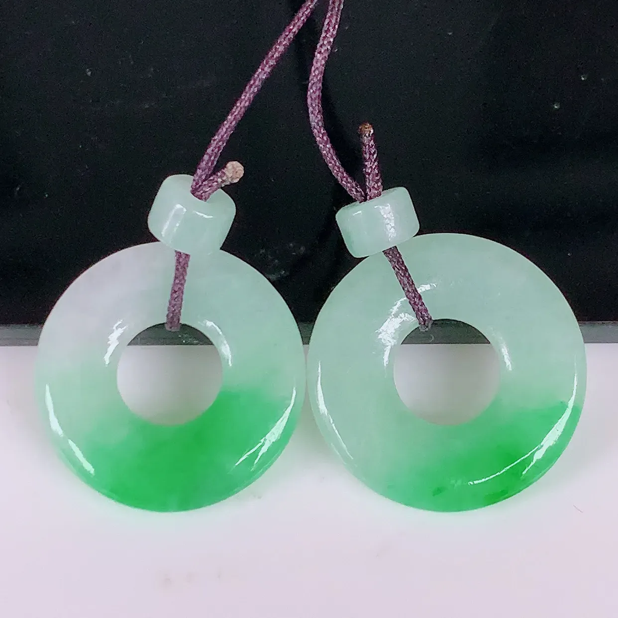 自然光实拍，冰飘阳绿翡翠一对平安扣耳坠，翠色灵动，玉质细腻，颜色漂亮，品相佳，佩戴佳品！配银线 #49.19