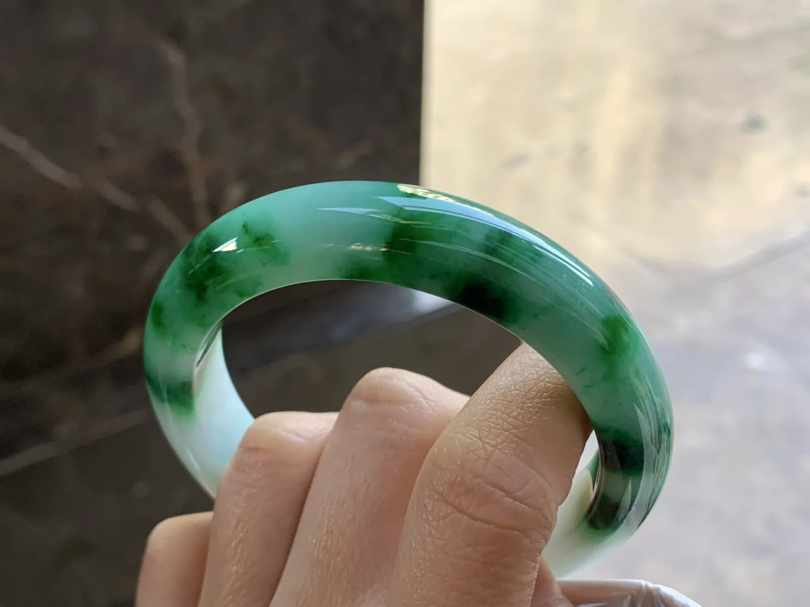 57-13.2-9.8

浓绿色手镯^_^鲜艳 玉质温润