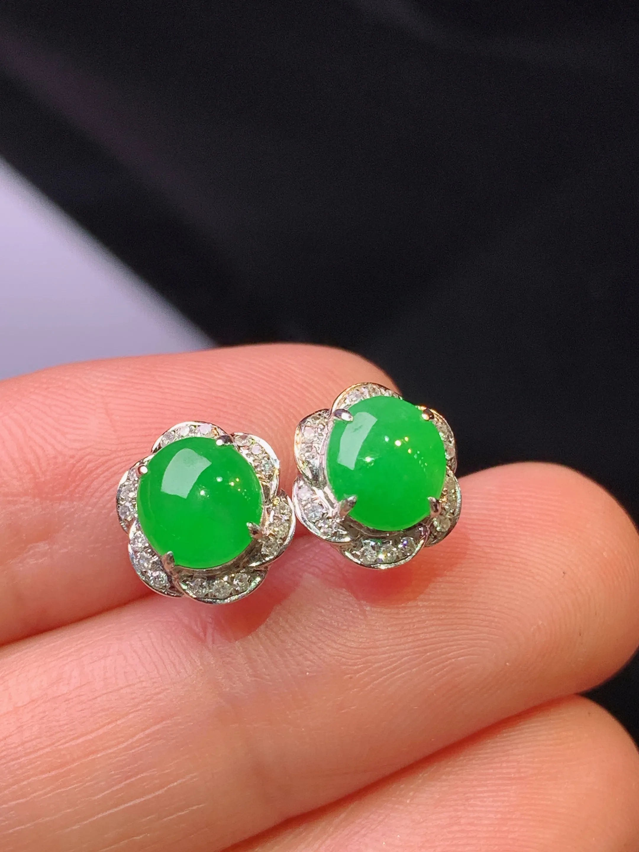 18k金钻镶嵌满绿蛋面耳钉 玉质细腻 色泽艳丽清新 整体尺寸9.5*8.6*6.3