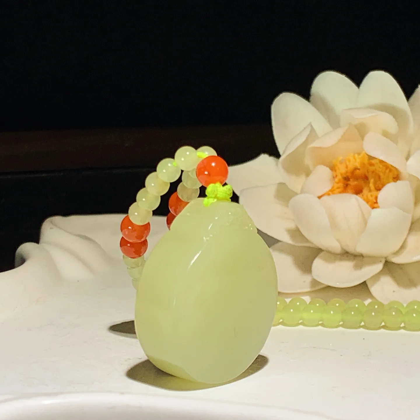 新疆和田玉若羌黄口料平安无事圆牌挂件。 尺寸30/26/11mm重34克。玉质细腻油润。手推出油。品