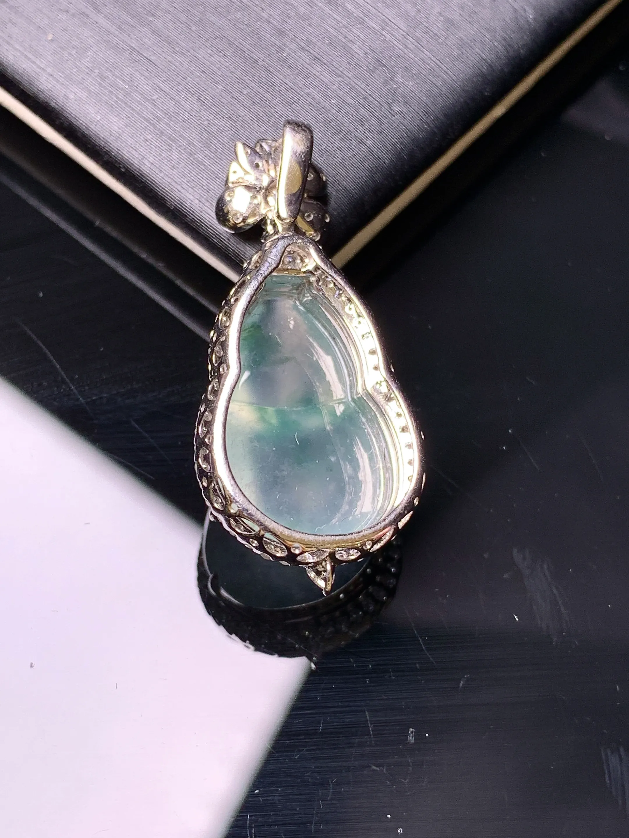 18k金钻镶嵌冰种葫芦吊坠 玉质细腻 色泽艳丽清新 整体尺寸30*13.8*9.5