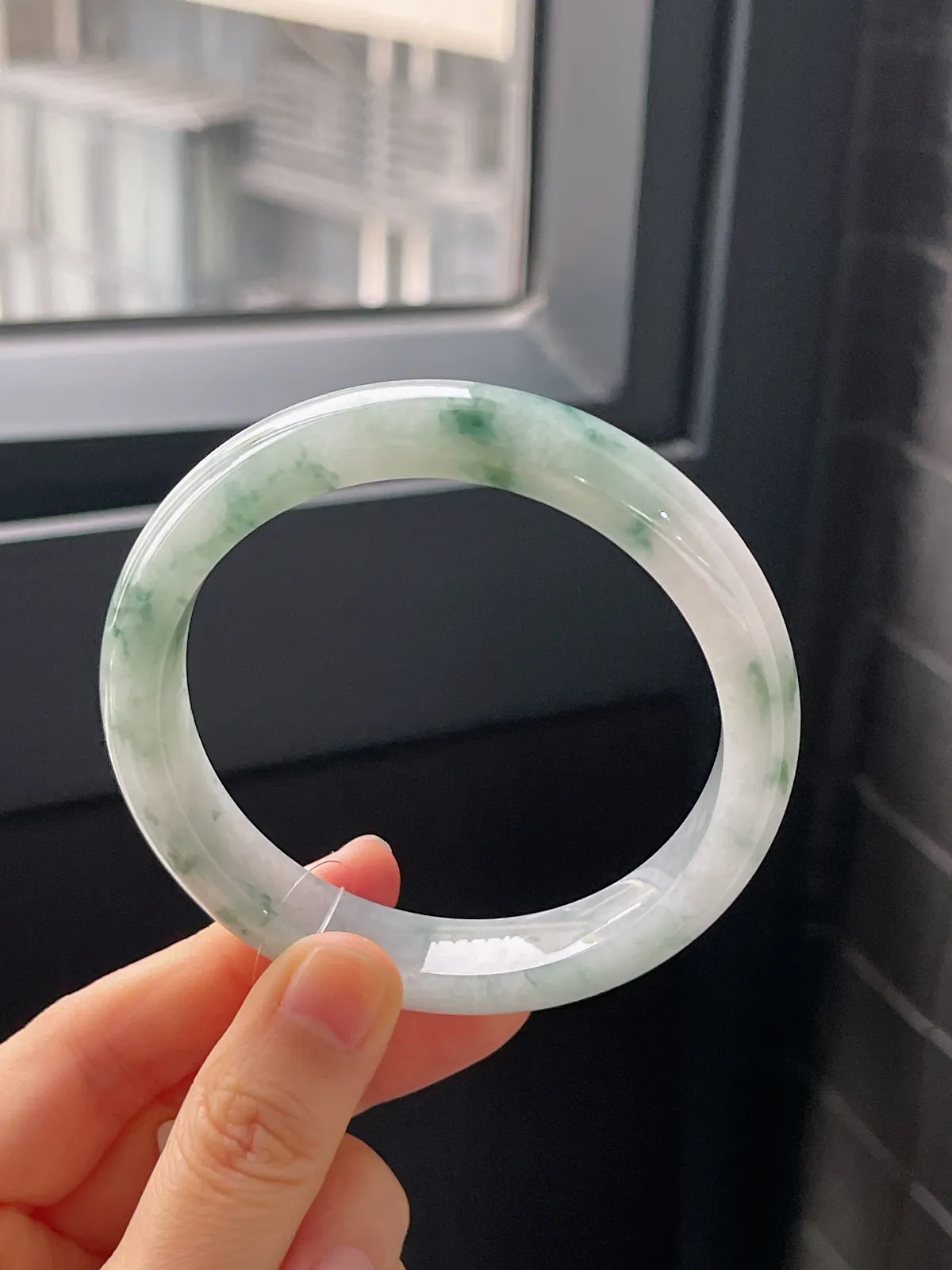 正圈60圈口，翡翠糯化种飘绿色手镯