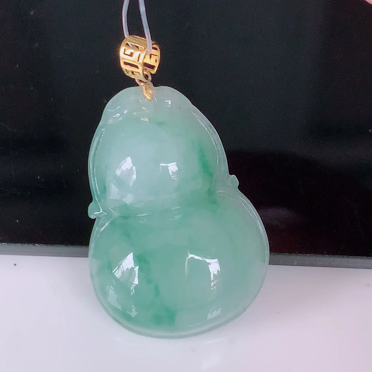 18K金镶嵌冰飘花翡翠葫芦吊坠，葫芦寓意福禄双全，财源滚滚，品佳品，佩戴效果优雅迷人！#46.19