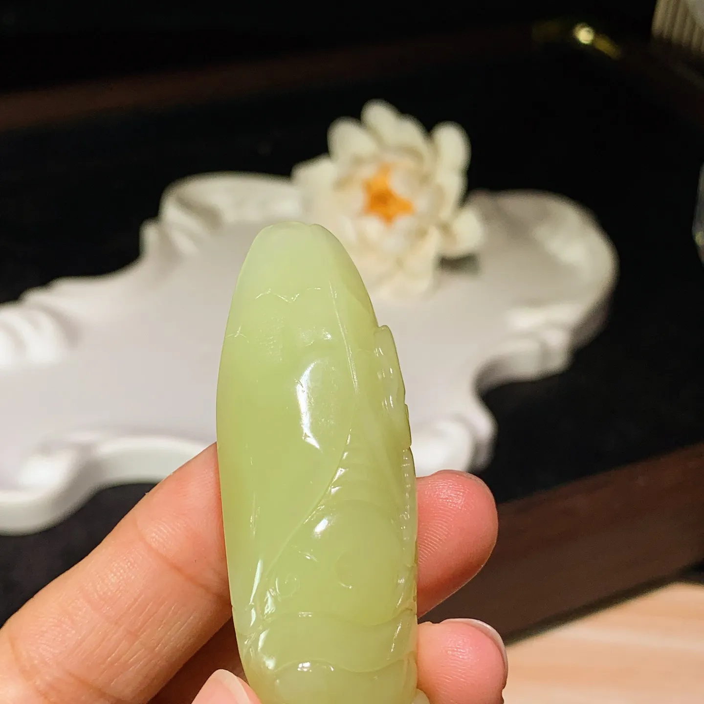 新疆和田玉若羌黄口料一鸣惊人挂件。 尺寸58/21/11mm重26.5克。玉质细腻油润。手推出油。品相大气 lt260119