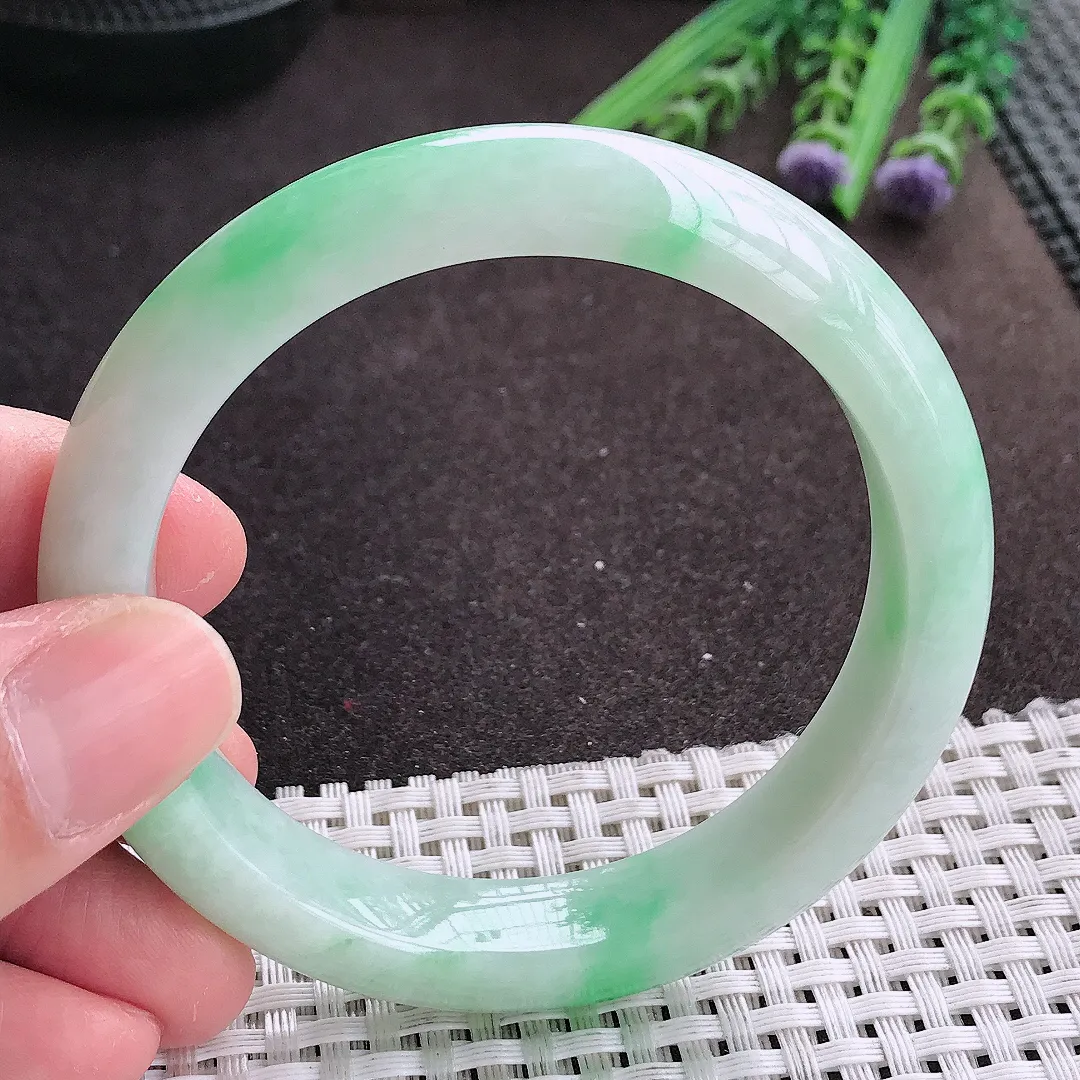 实拍A货翡翠56.8/12.5/8.3老坑秀气冰润飘绿手镯宽边翡翠玉镯女款